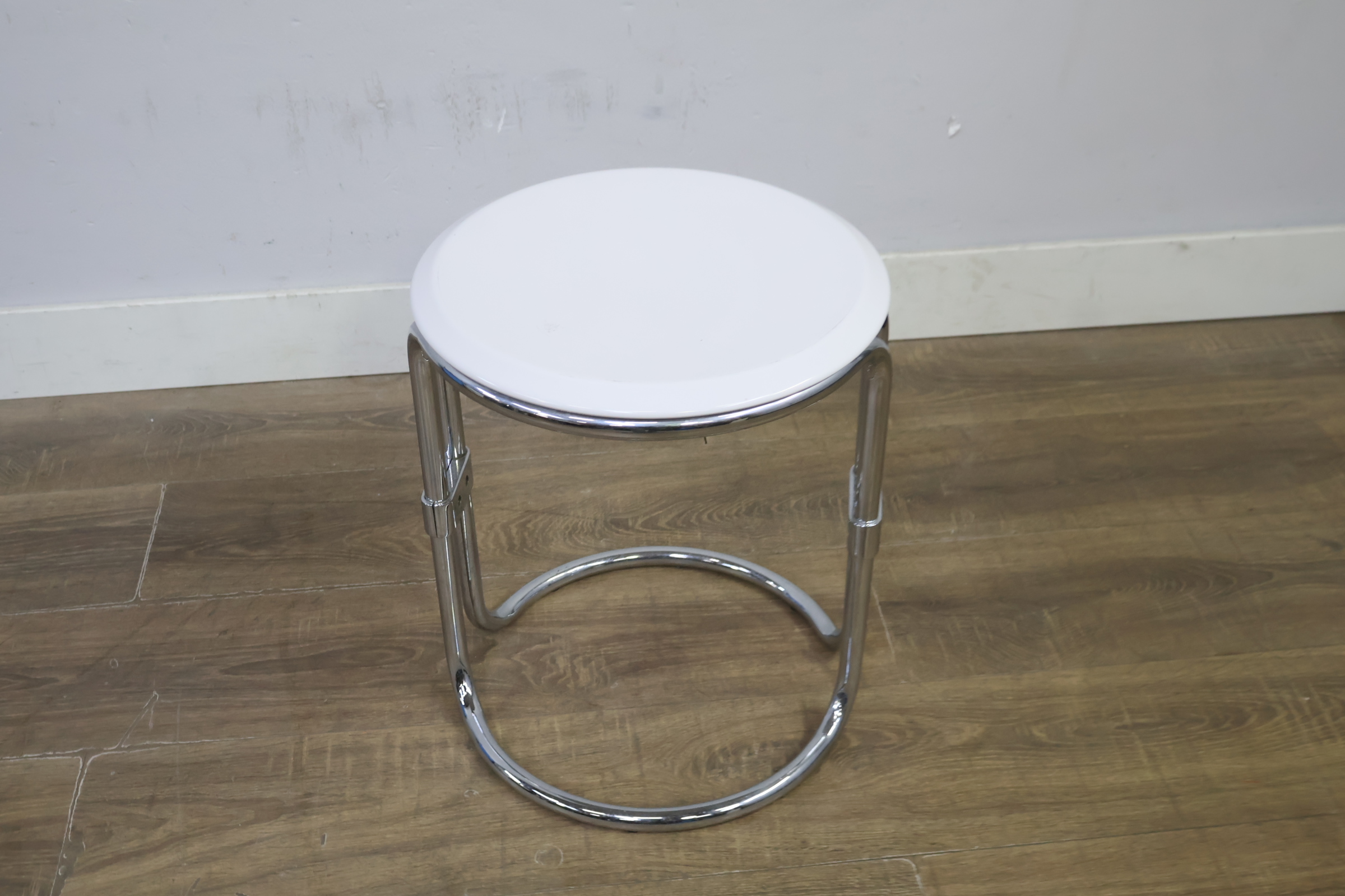 Verchroomde bijzettafel met wit tafelblad – foto 6 – kavel bij GSD Auctions, Zoeterwoude
