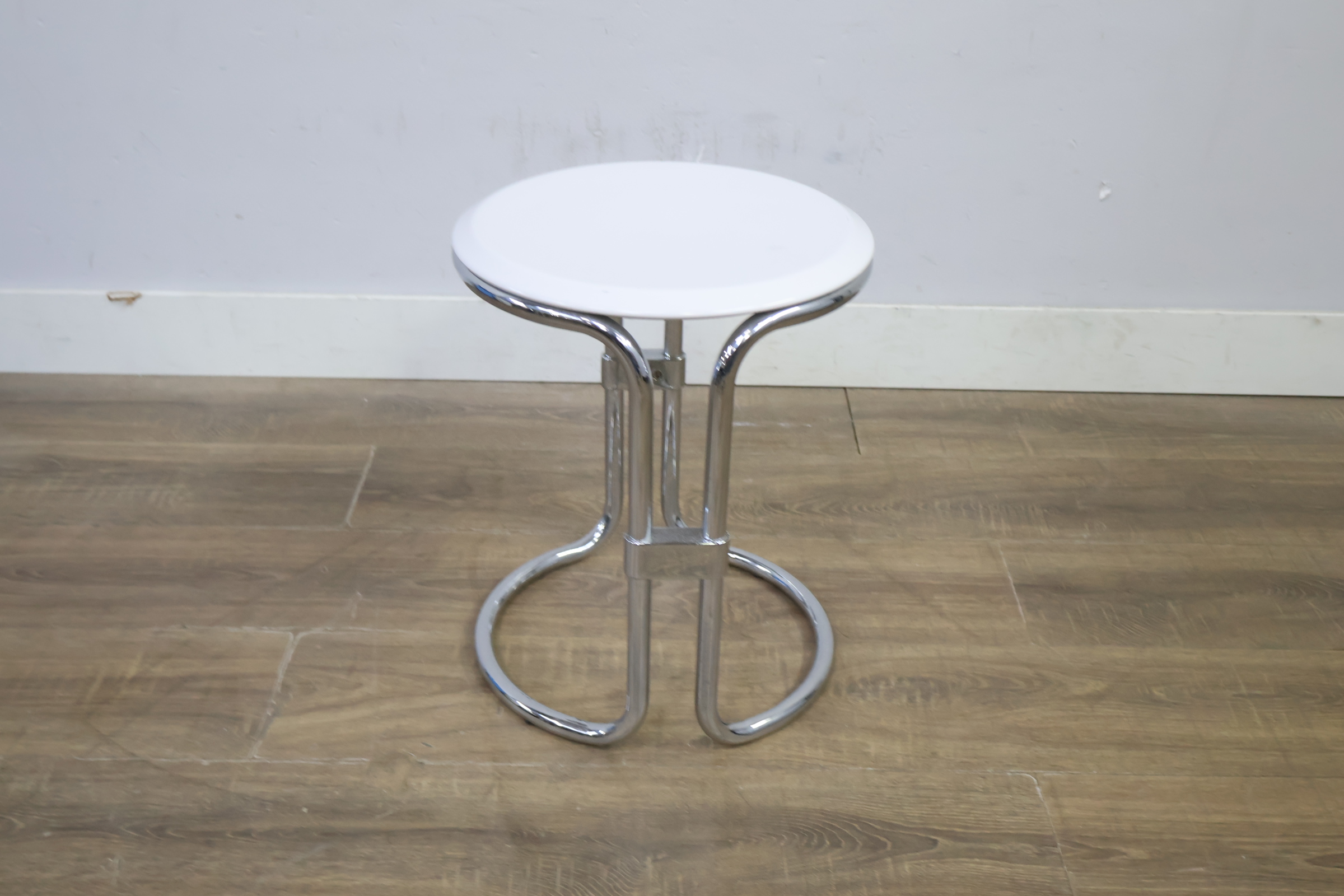 Verchroomde bijzettafel met wit tafelblad – foto 7 – kavel bij GSD Auctions, Zoeterwoude