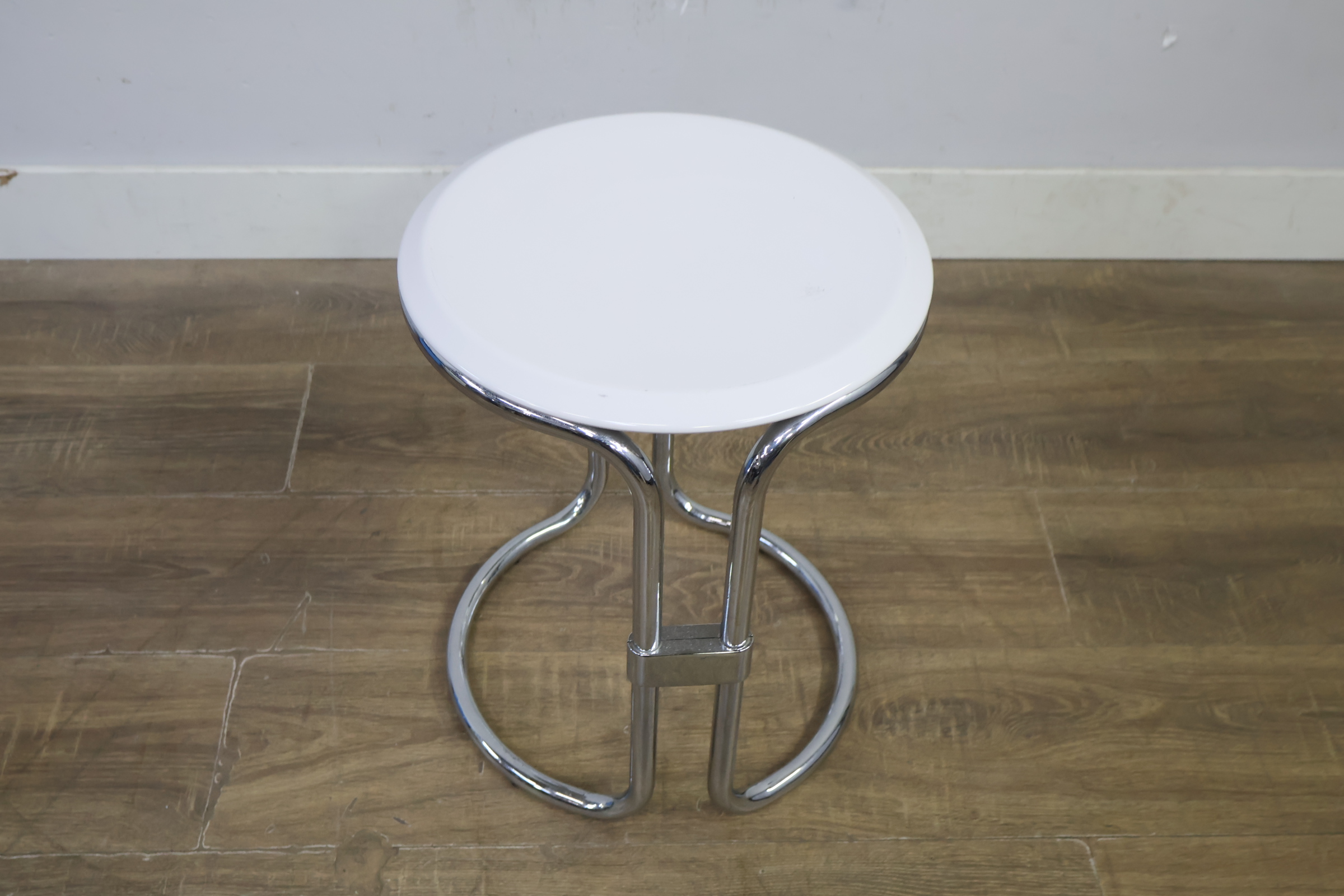 Verchroomde bijzettafel met wit tafelblad – foto 8 – kavel bij GSD Auctions, Zoeterwoude