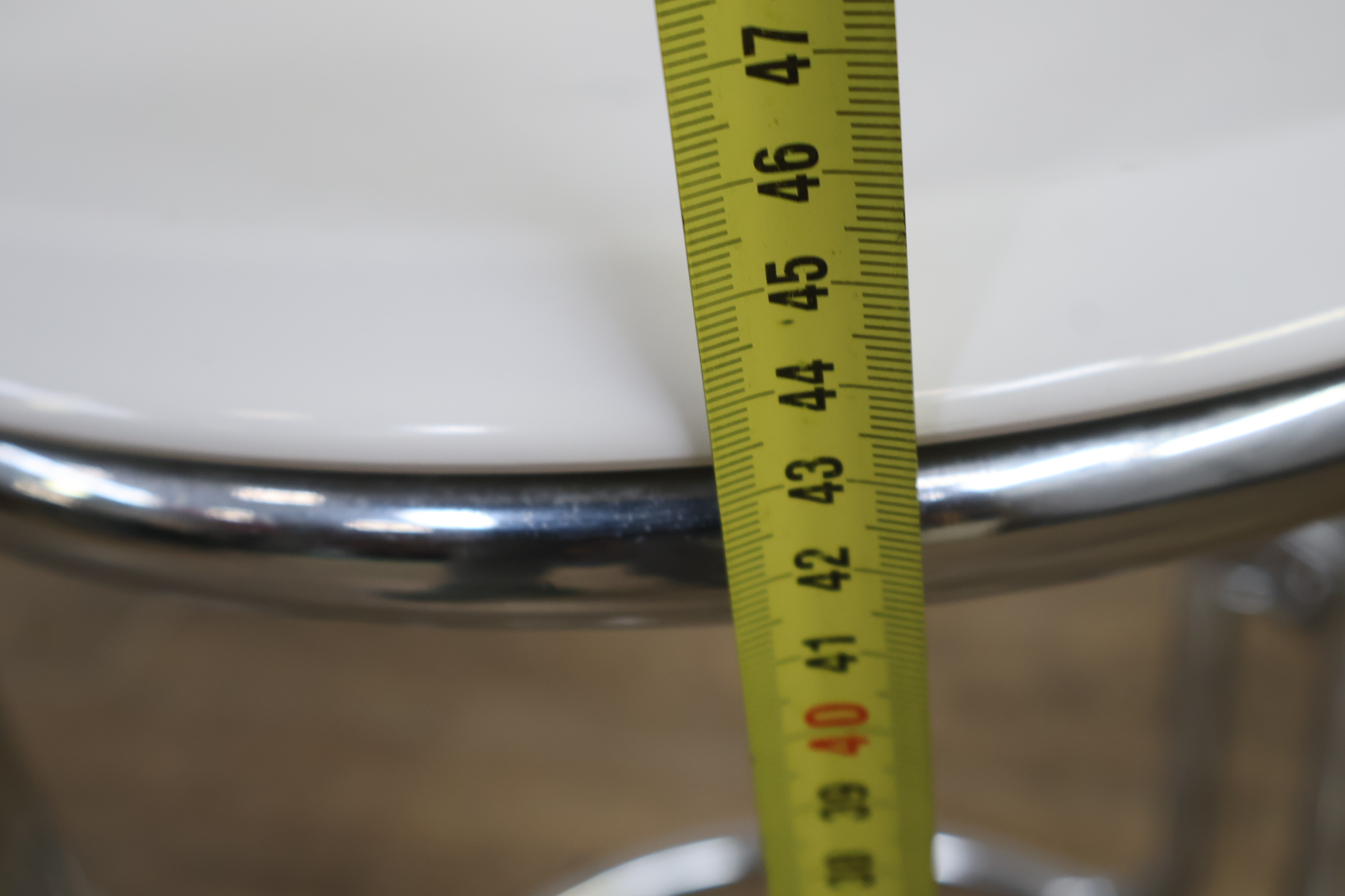 Verchroomde bijzettafel met wit tafelblad – foto 13 – kavel bij GSD Auctions, Zoeterwoude