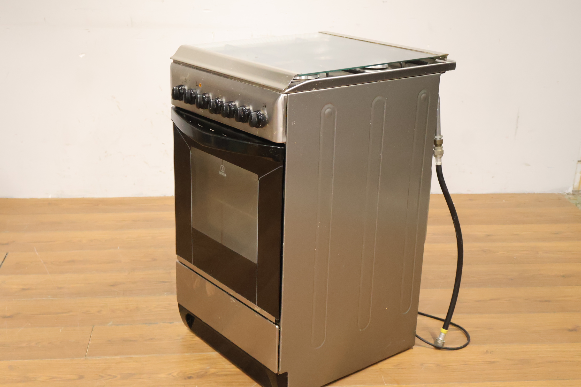 Indesit gaskookfornuis met oven RVS – foto 10 – kavel bij GSD Auctions, Zoeterwoude