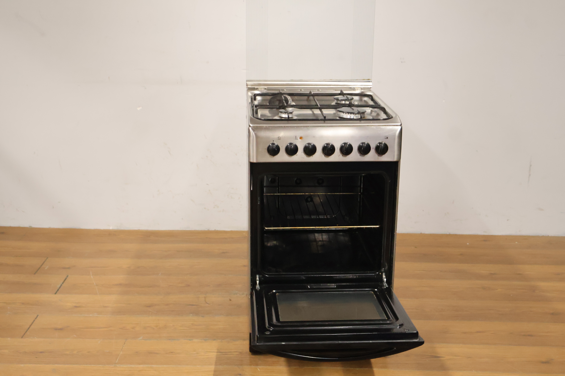 Indesit gaskookfornuis met oven RVS – foto 12 – kavel bij GSD Auctions, Zoeterwoude