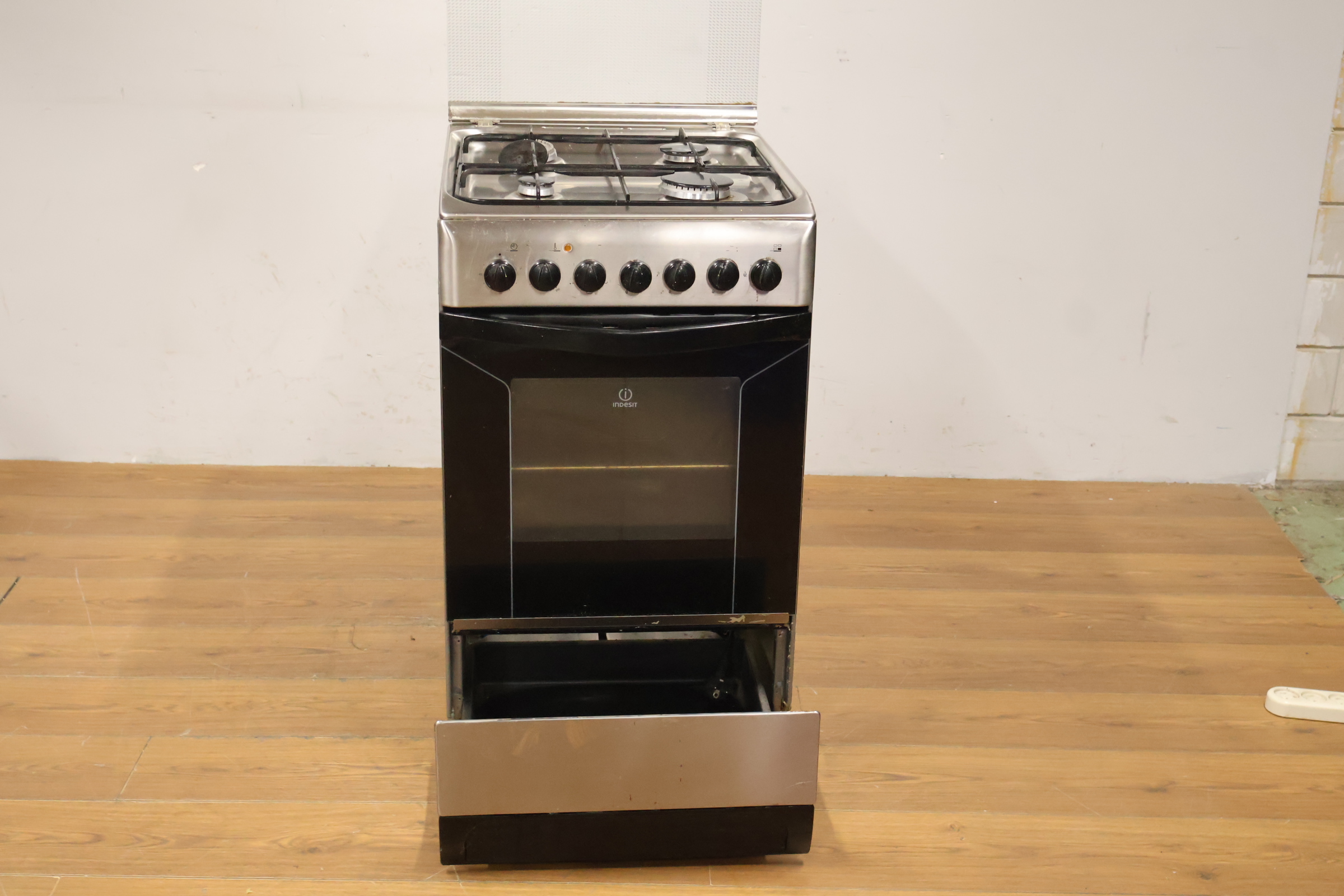 Indesit gaskookfornuis met oven RVS – foto 13 – kavel bij GSD Auctions, Zoeterwoude
