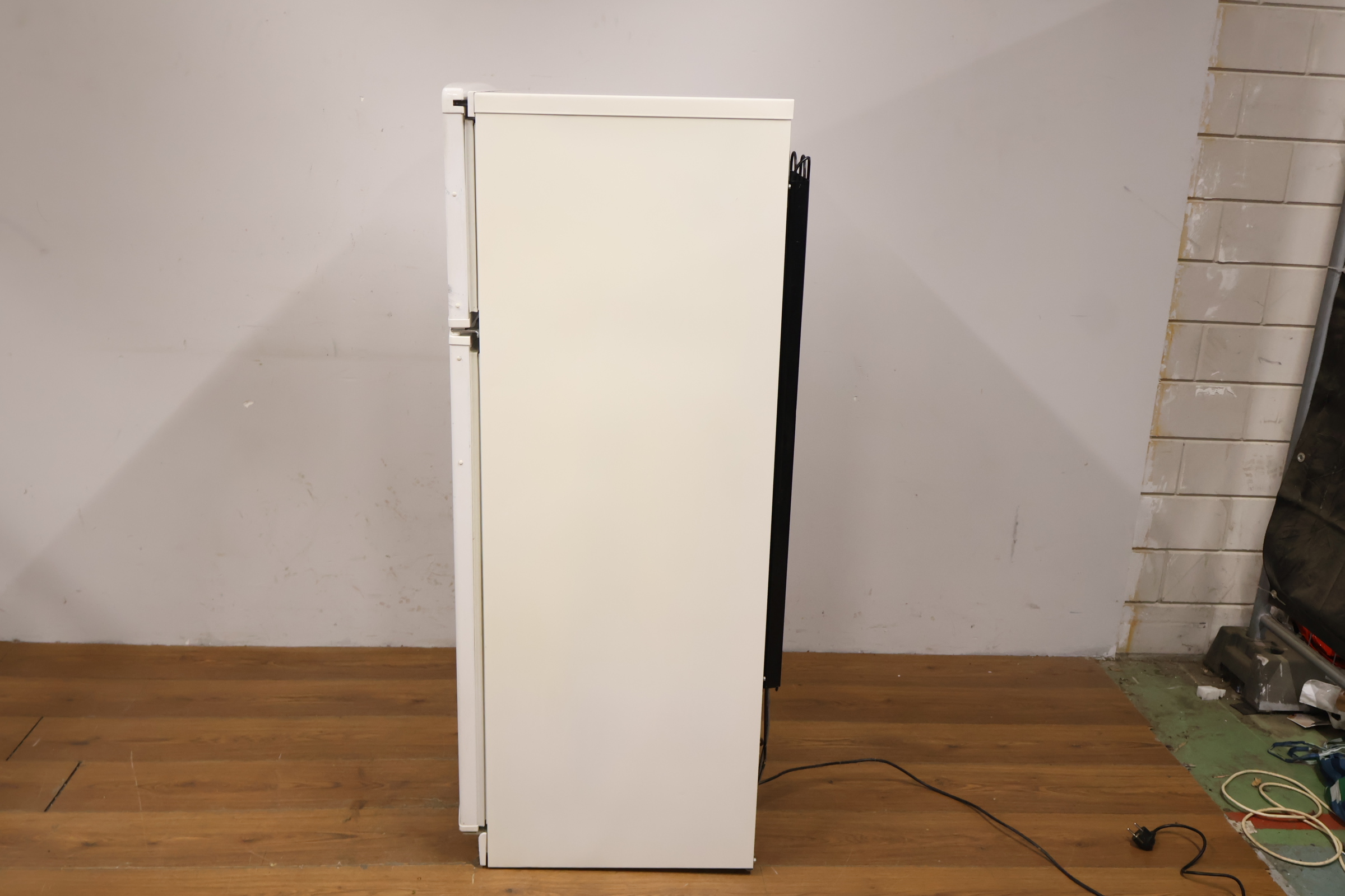 Witte koelkast met vriesgedeelte – foto 7 – kavel bij GSD Auctions, Zoeterwoude