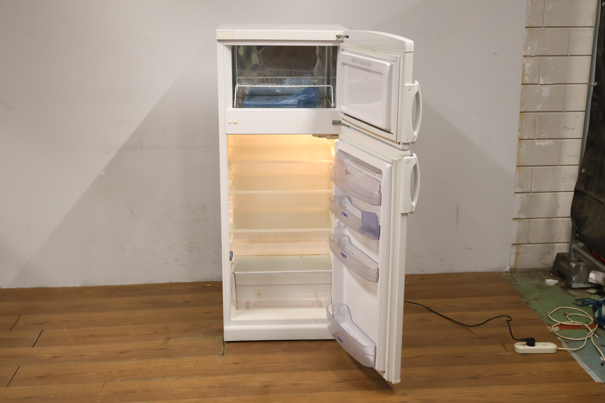 Witte koelkast met vriesgedeelte – foto 12 – kavel bij GSD Auctions, Zoeterwoude