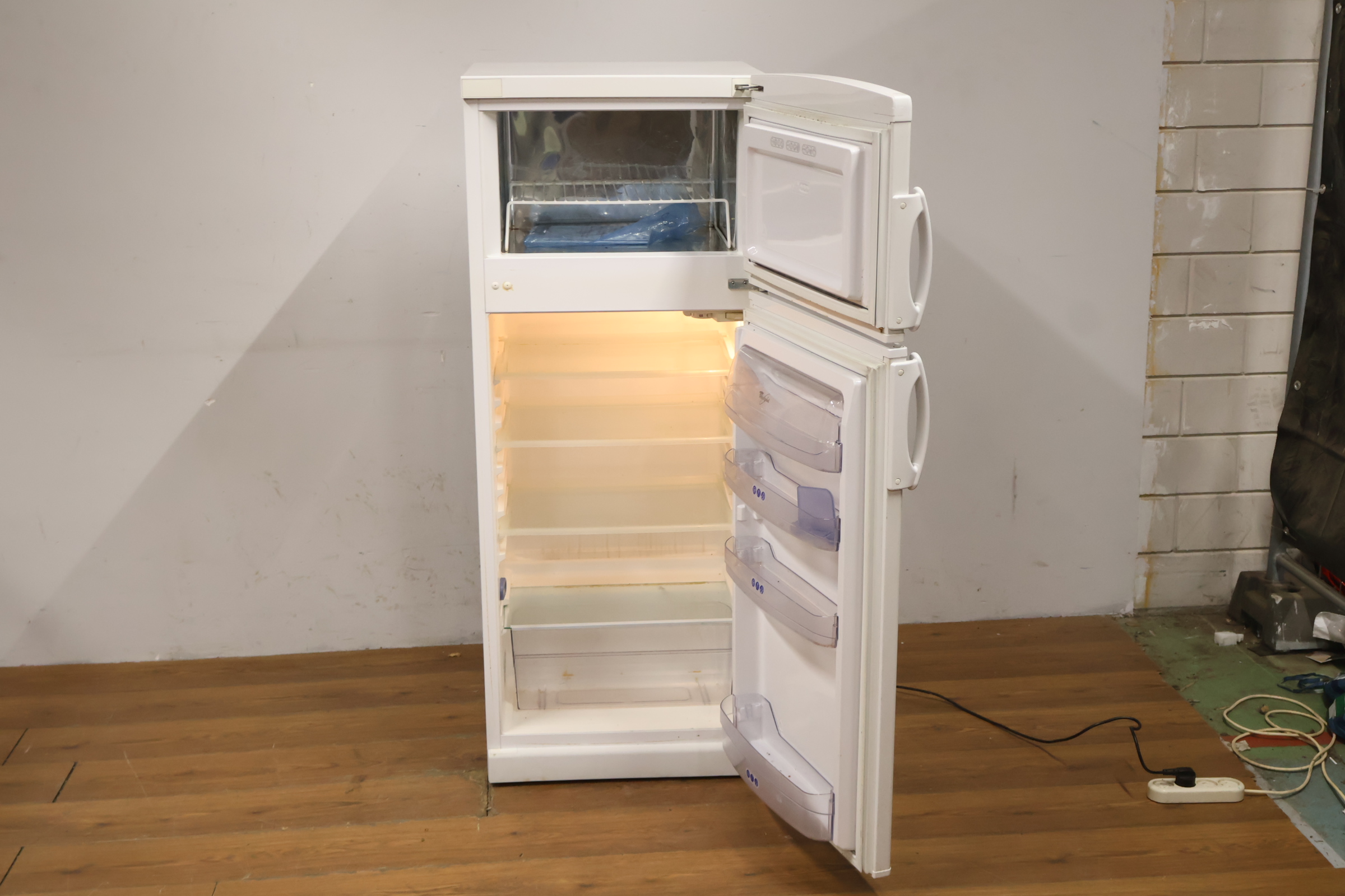 Witte koelkast met vriesgedeelte – foto 13 – kavel bij GSD Auctions, Zoeterwoude