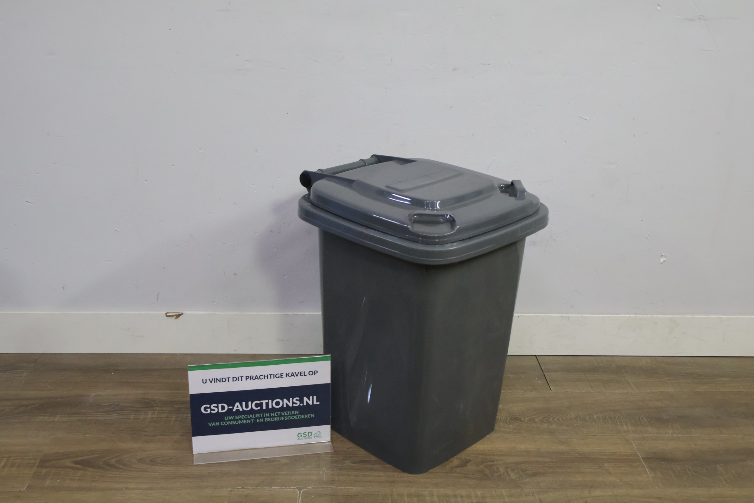 Grijze kunststof afvalbak met deksel – foto 2 – kavel bij GSD Auctions, Zoeterwoude