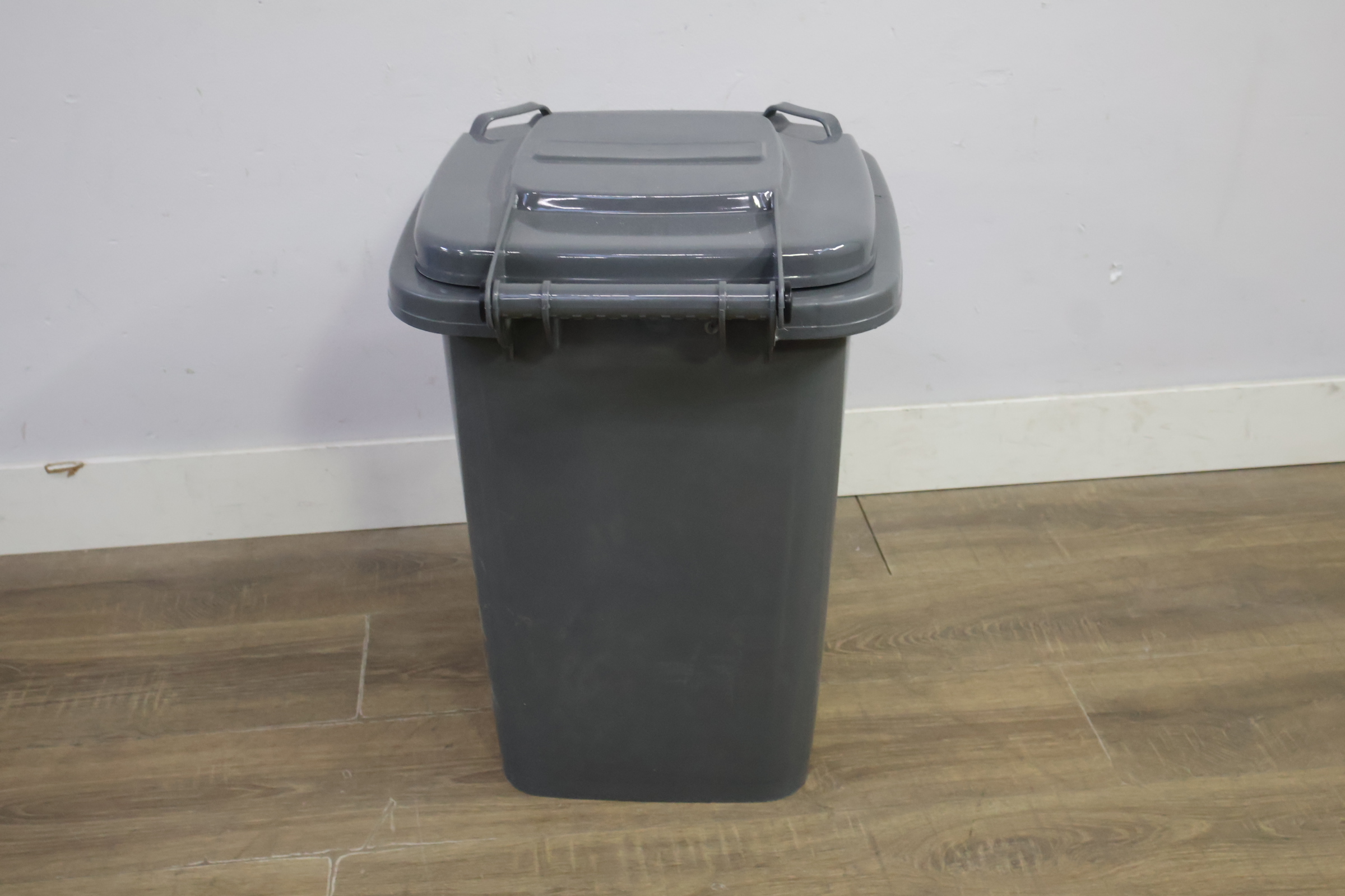 Grijze kunststof afvalbak met deksel – foto 5 – kavel bij GSD Auctions, Zoeterwoude
