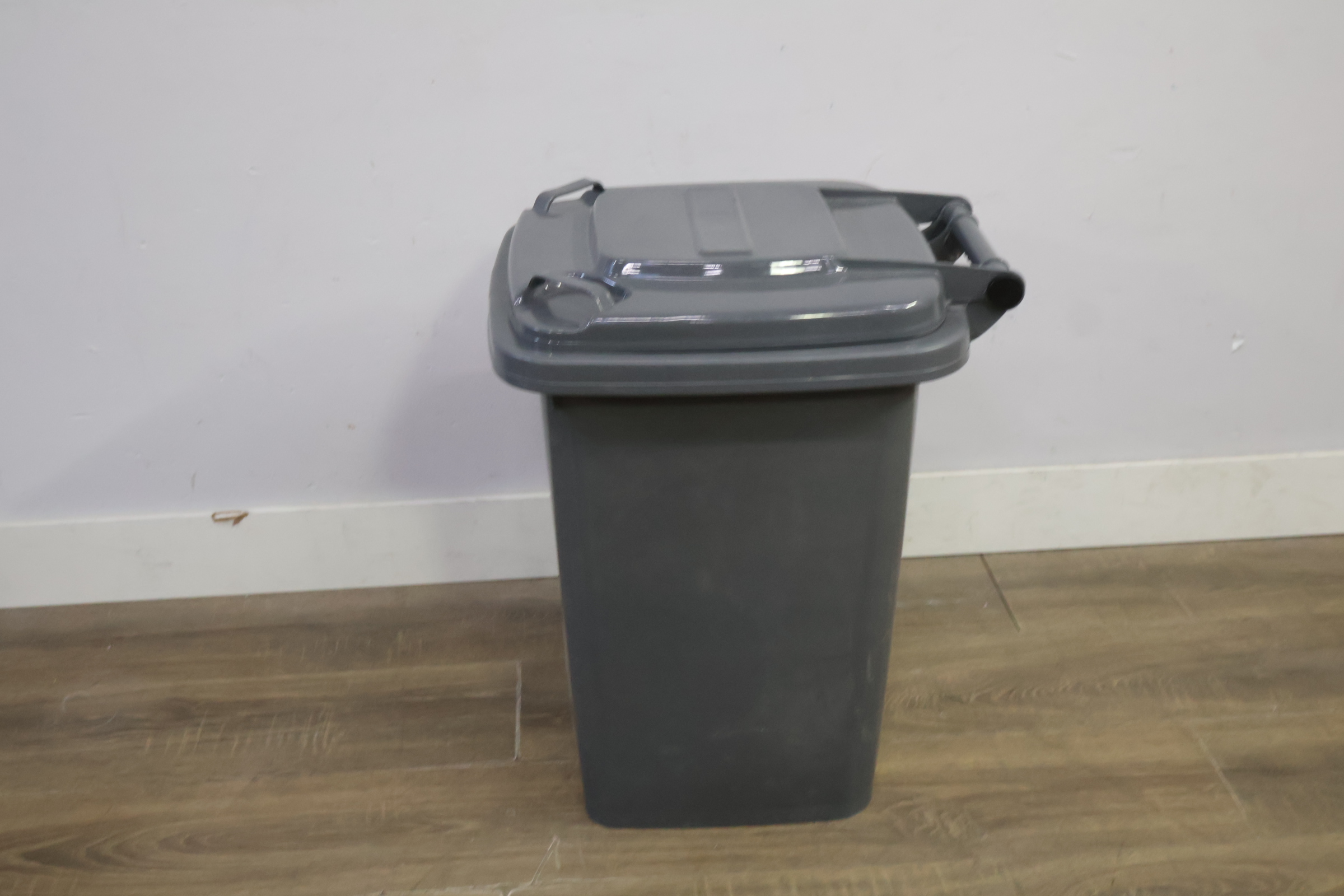 Grijze kunststof afvalbak met deksel – foto 6 – kavel bij GSD Auctions, Zoeterwoude