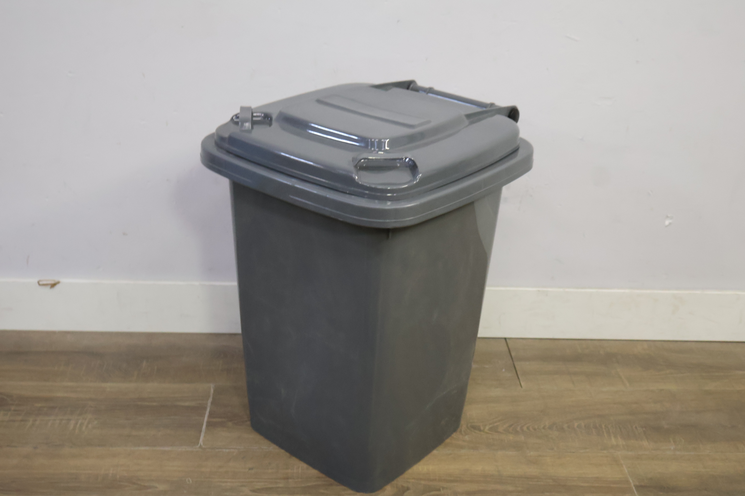 Grijze kunststof afvalbak met deksel – foto 8 – kavel bij GSD Auctions, Zoeterwoude