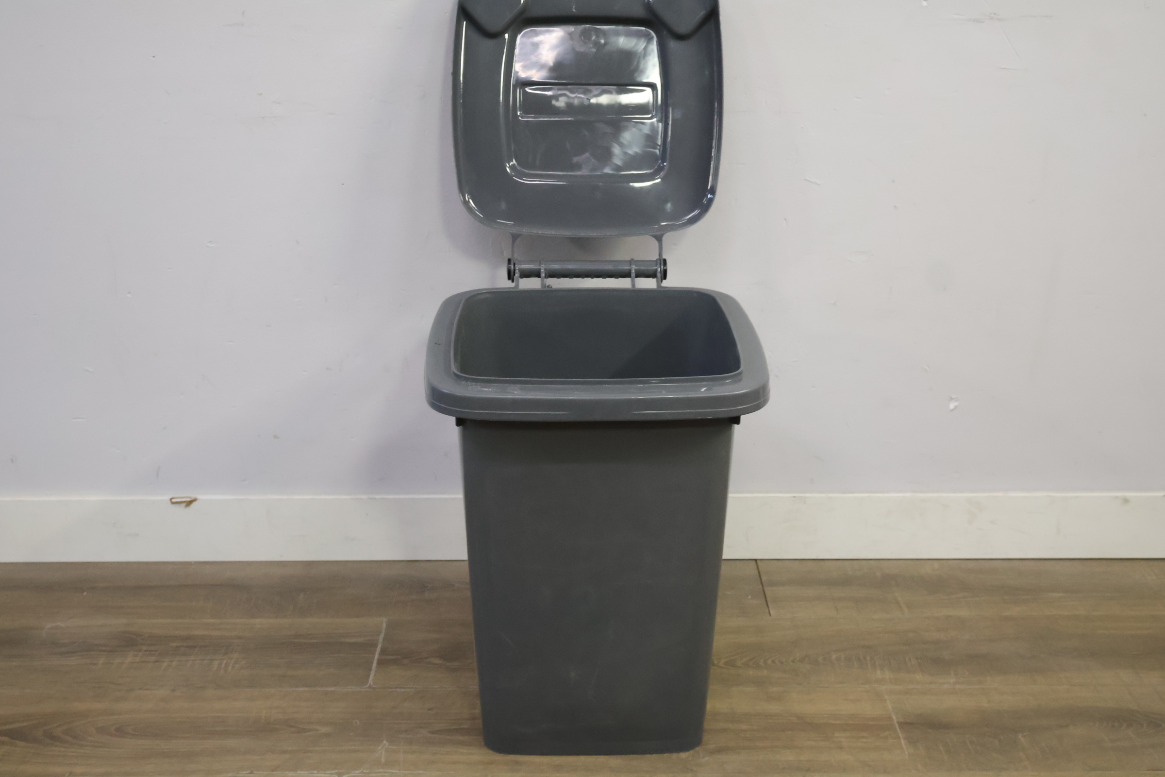 Grijze kunststof afvalbak met deksel – foto 9 – kavel bij GSD Auctions, Zoeterwoude