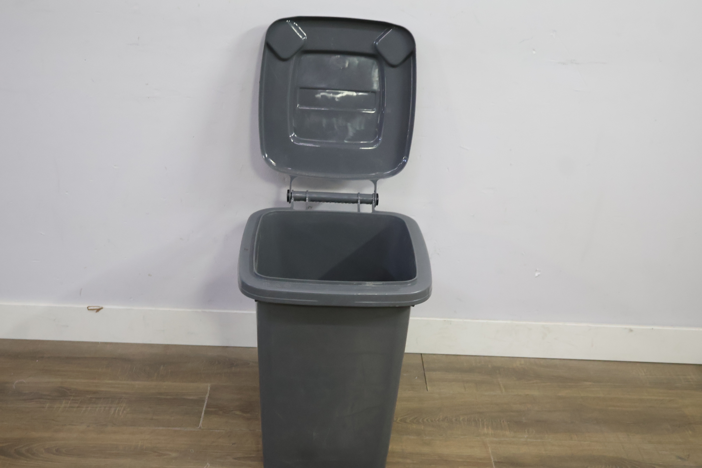 Grijze kunststof afvalbak met deksel – foto 10 – kavel bij GSD Auctions, Zoeterwoude