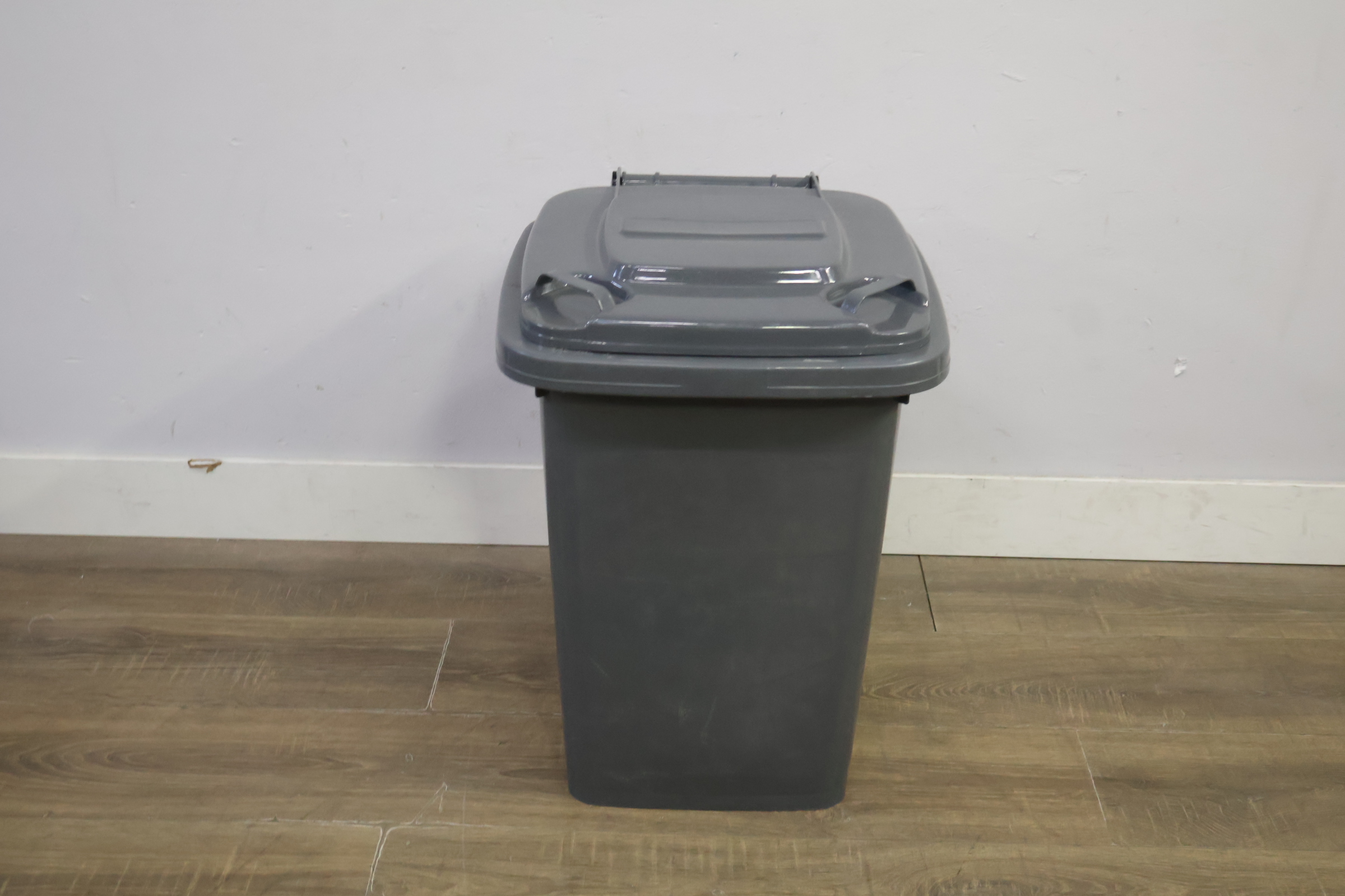 Grijze kunststof afvalbak met deksel – foto 12 – kavel bij GSD Auctions, Zoeterwoude