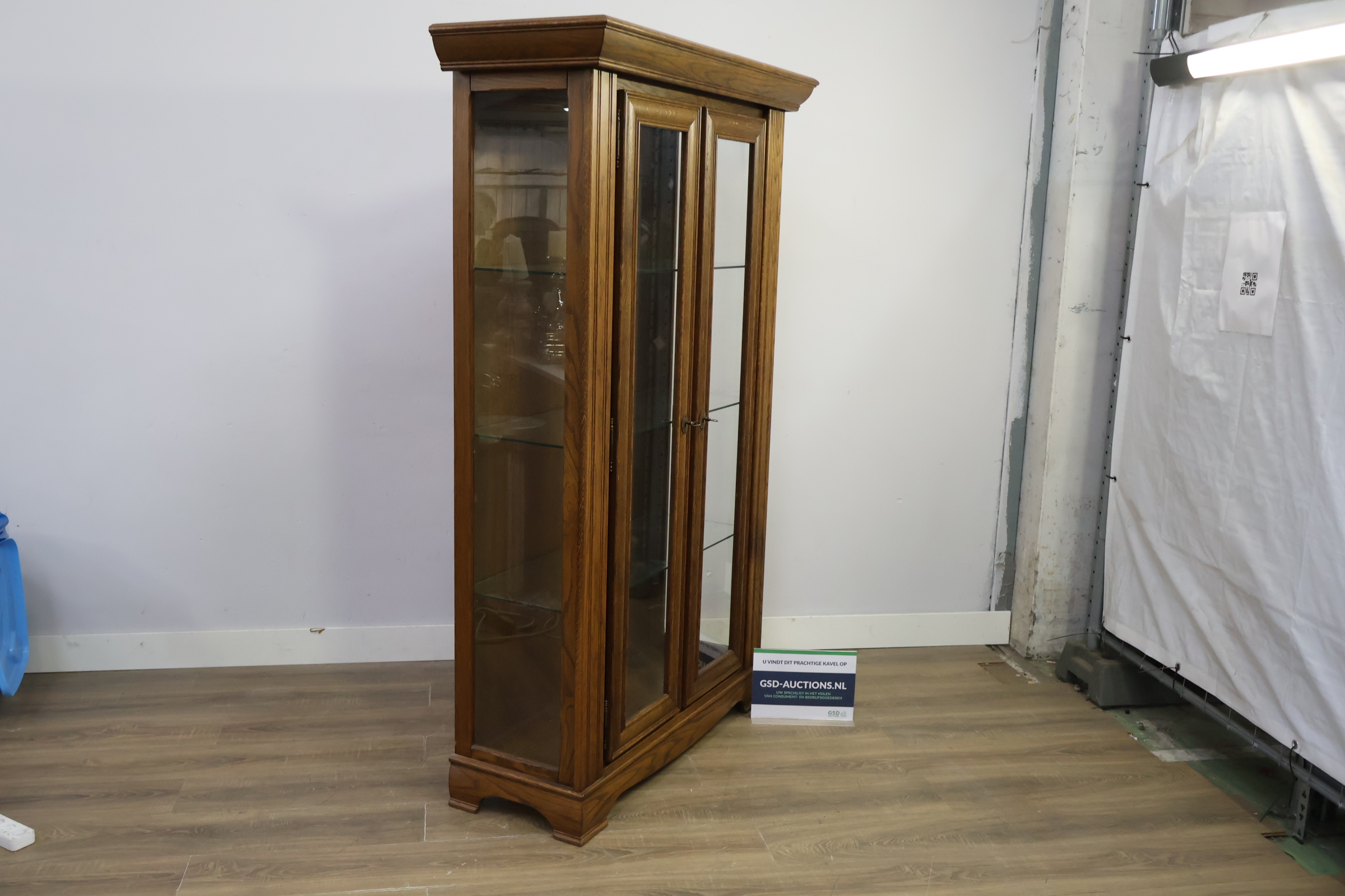 Vitrinekast van hout met glasdeuren – foto 2 – kavel bij GSD Auctions, Zoeterwoude