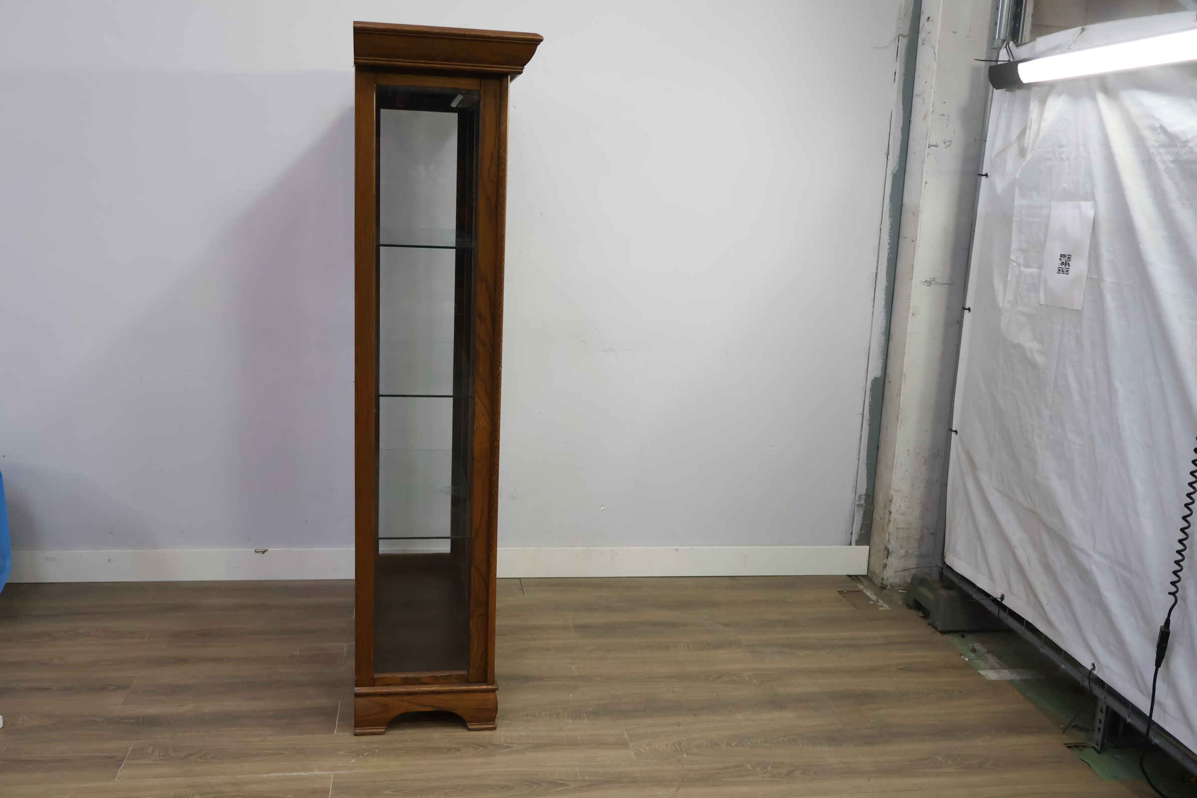 Vitrinekast van hout met glasdeuren – foto 3 – kavel bij GSD Auctions, Zoeterwoude