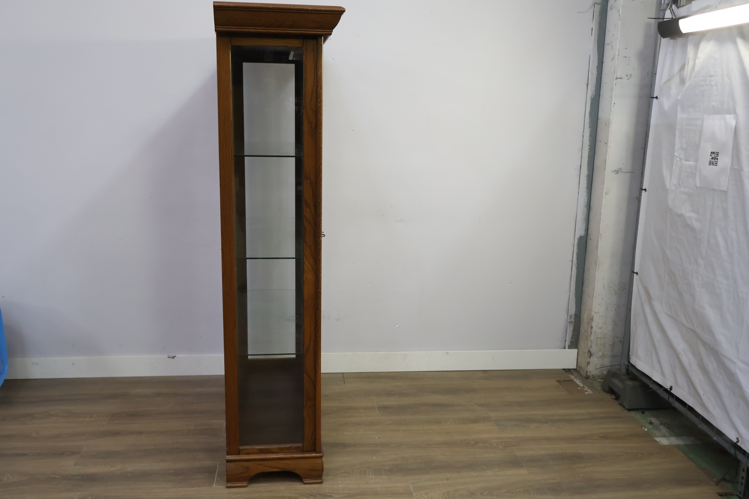 Vitrinekast van hout met glasdeuren – foto 4 – kavel bij GSD Auctions, Zoeterwoude