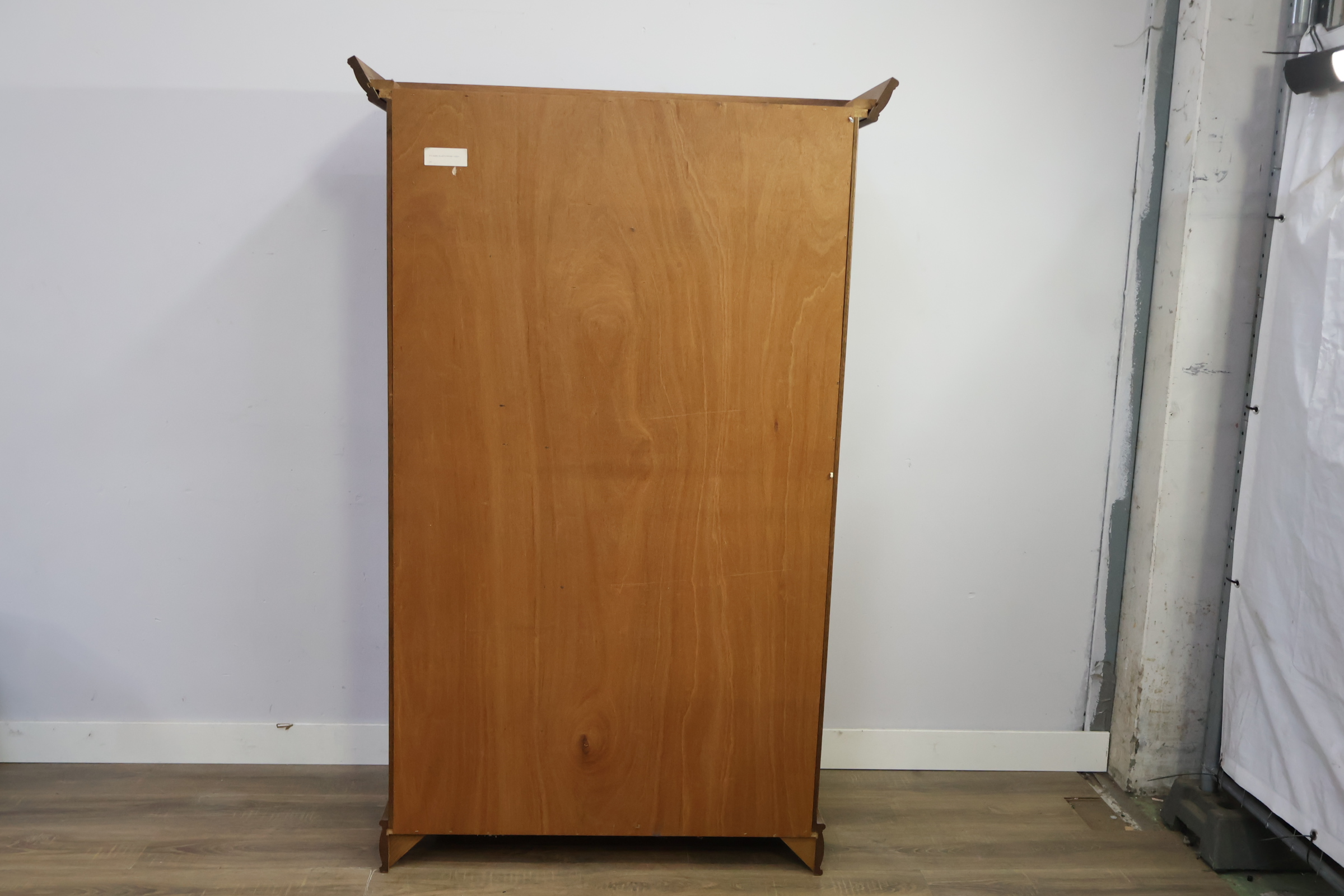Vitrinekast van hout met glasdeuren – foto 5 – kavel bij GSD Auctions, Zoeterwoude