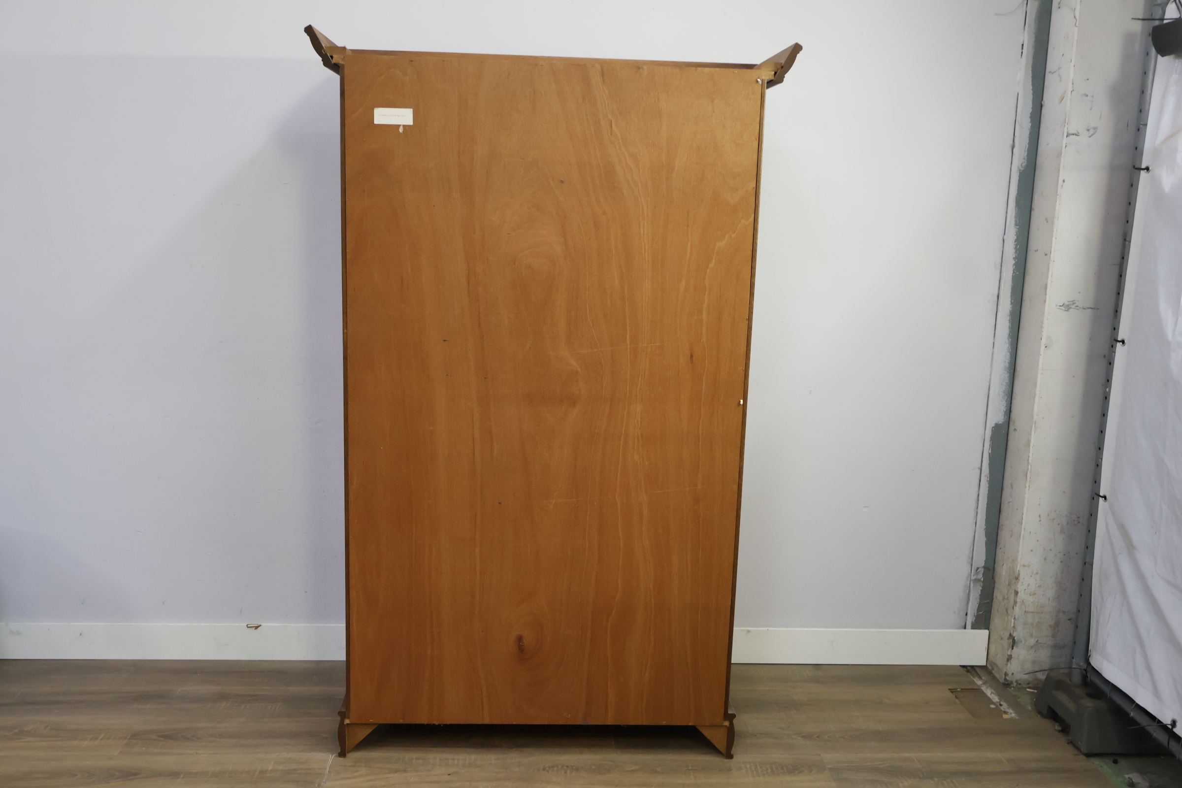 Vitrinekast van hout met glasdeuren – foto 6 – kavel bij GSD Auctions, Zoeterwoude