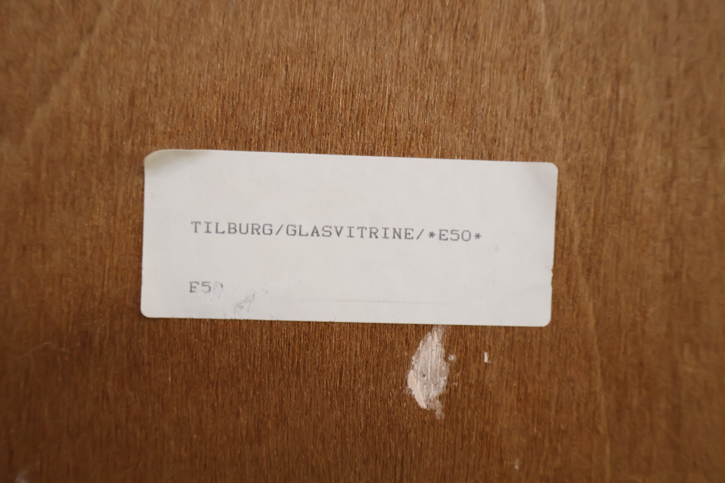 Vitrinekast van hout met glasdeuren – foto 7 – kavel bij GSD Auctions, Zoeterwoude