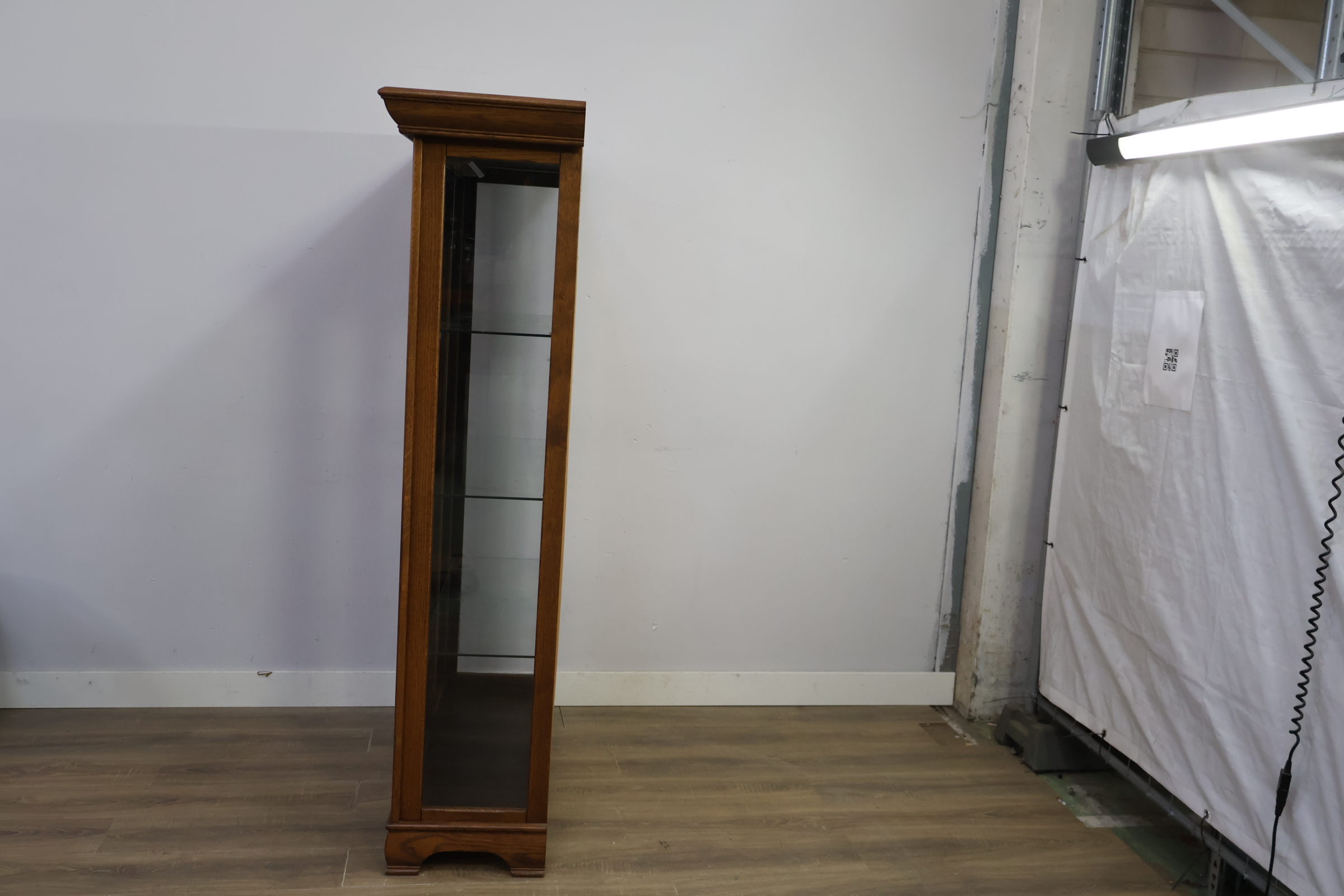 Vitrinekast van hout met glasdeuren – foto 8 – kavel bij GSD Auctions, Zoeterwoude