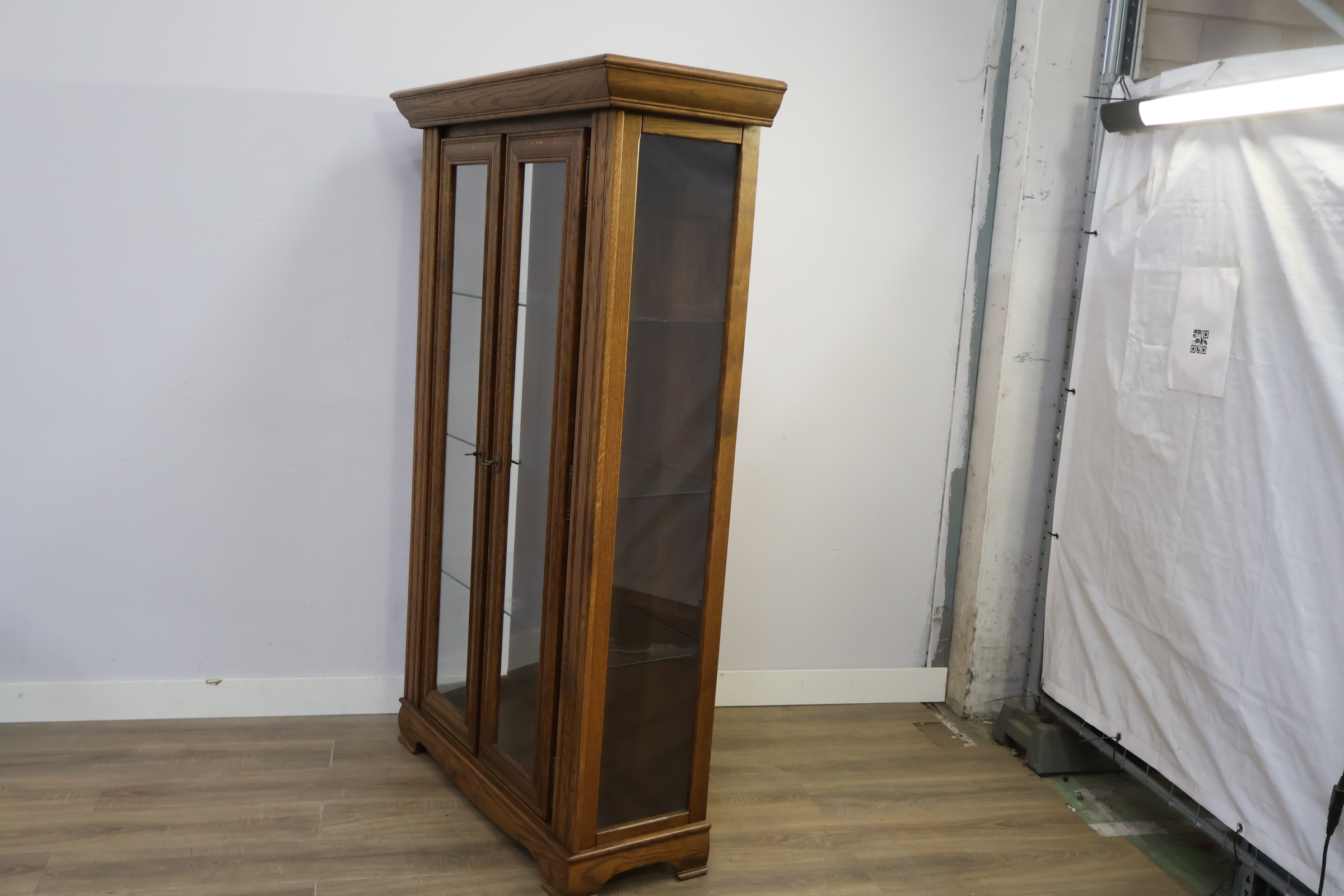 Vitrinekast van hout met glasdeuren – foto 10 – kavel bij GSD Auctions, Zoeterwoude