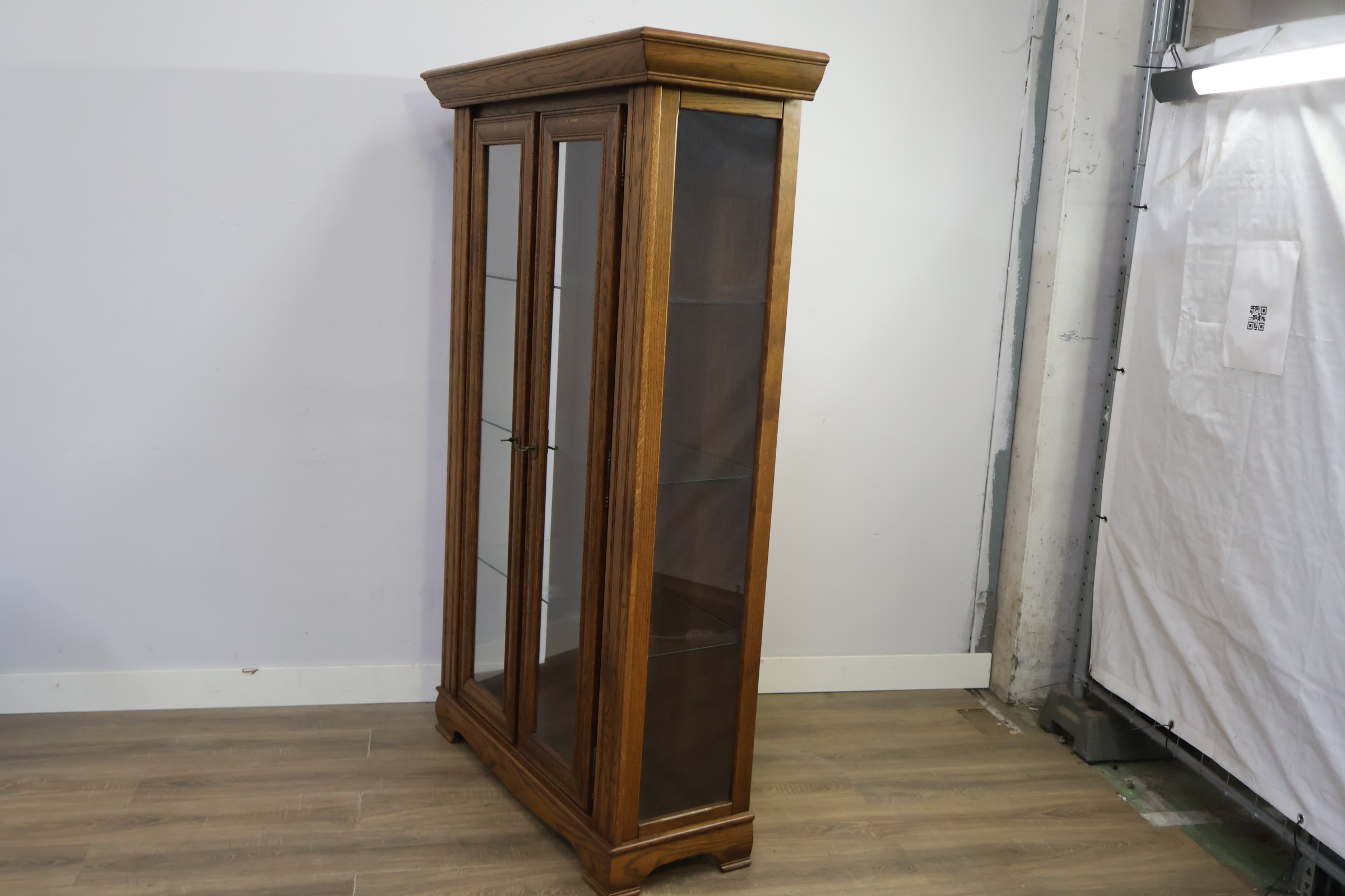 Vitrinekast van hout met glasdeuren – foto 11 – kavel bij GSD Auctions, Zoeterwoude