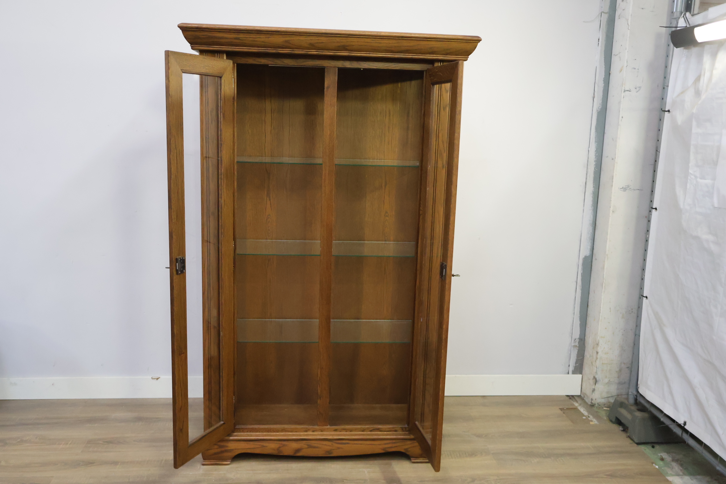 Vitrinekast van hout met glasdeuren – foto 12 – kavel bij GSD Auctions, Zoeterwoude