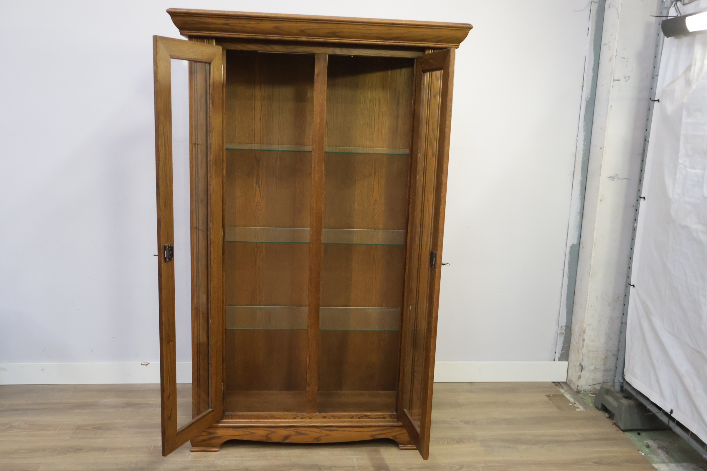 Vitrinekast van hout met glasdeuren – foto 13 – kavel bij GSD Auctions, Zoeterwoude