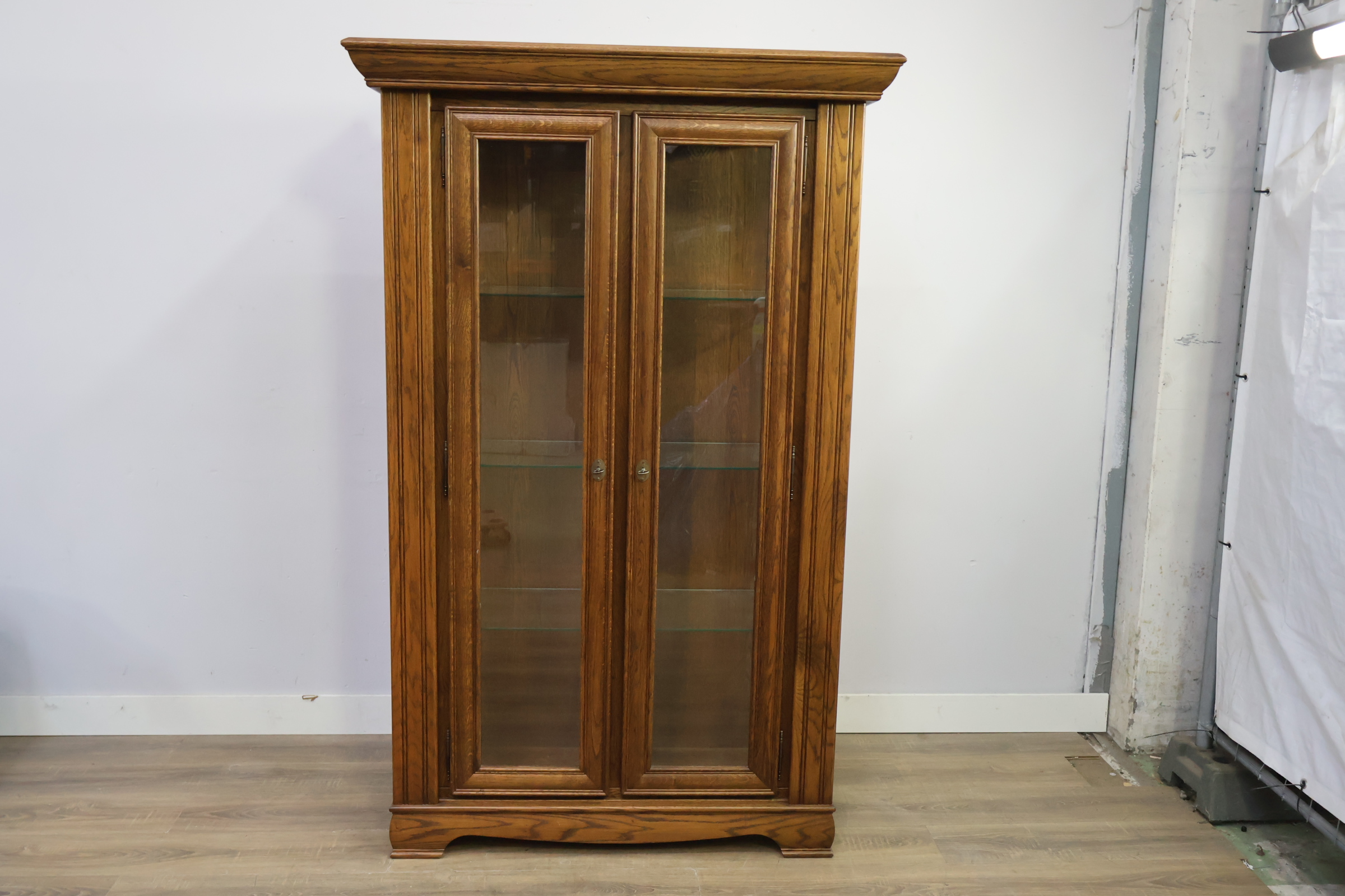 Vitrinekast van hout met glasdeuren – foto 14 – kavel bij GSD Auctions, Zoeterwoude