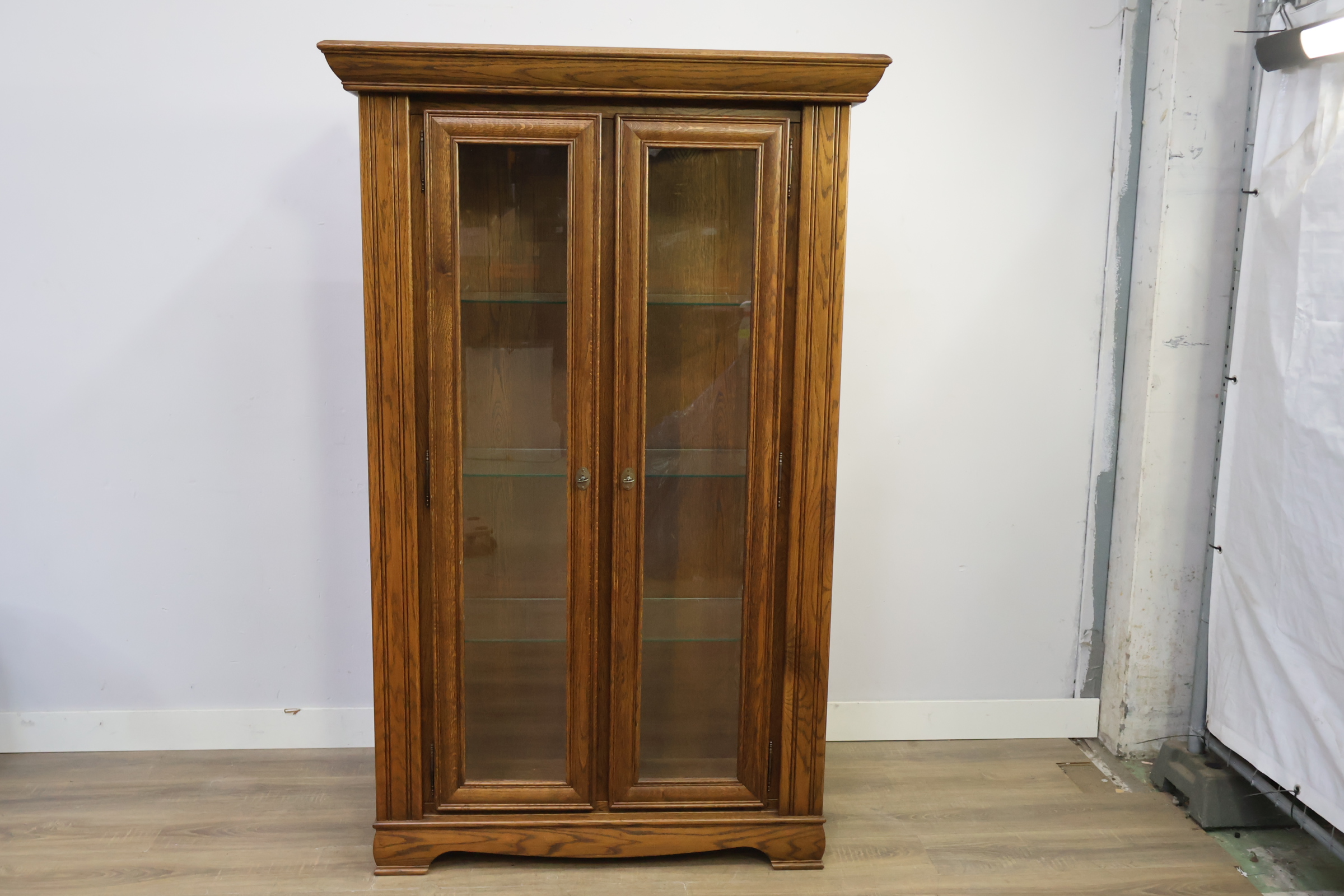 Vitrinekast van hout met glasdeuren – foto 15 – kavel bij GSD Auctions, Zoeterwoude