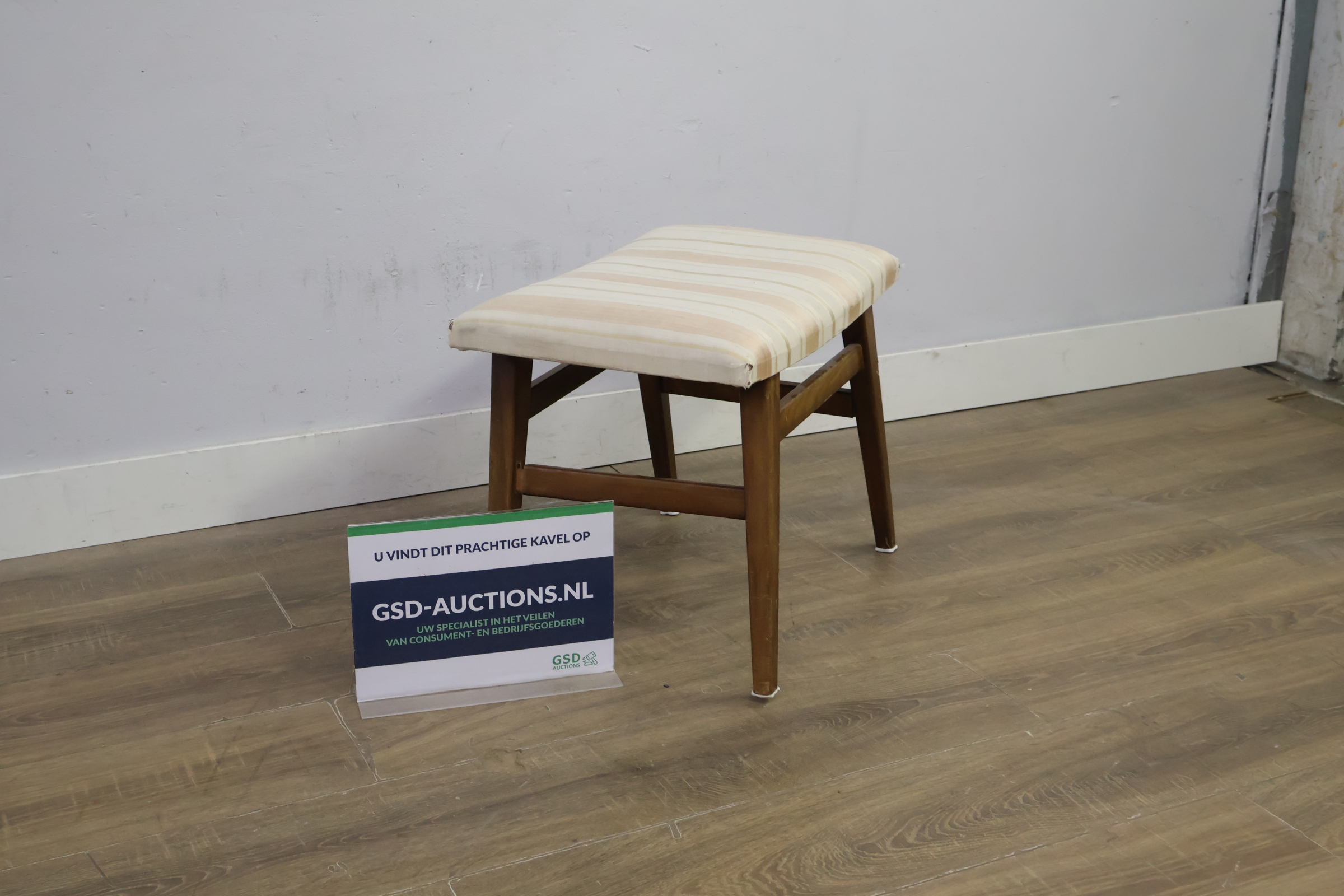 Houten kruk met gestreepte bekleding – foto 2 – kavel bij GSD Auctions, Zoeterwoude