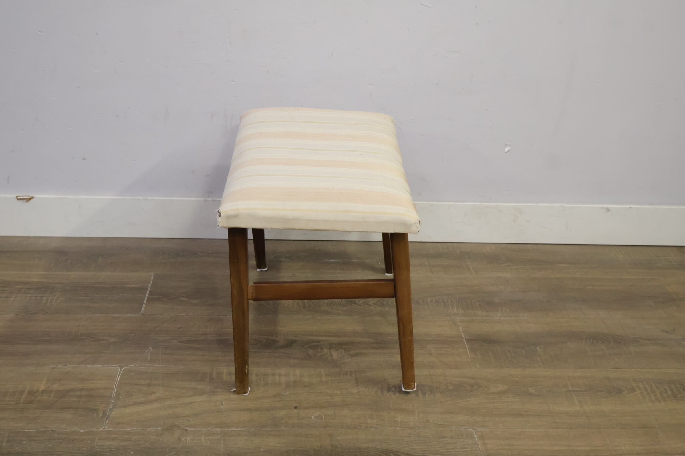 Houten kruk met gestreepte bekleding – foto 3 – kavel bij GSD Auctions, Zoeterwoude