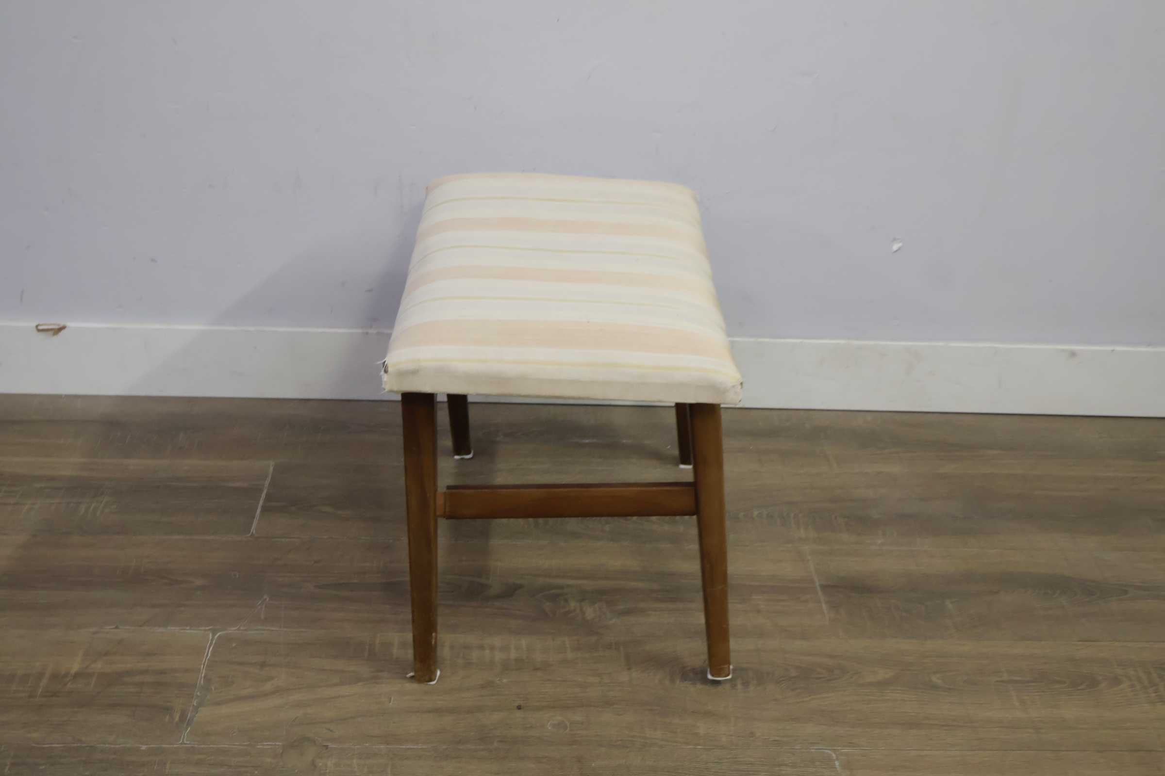 Houten kruk met gestreepte bekleding – foto 4 – kavel bij GSD Auctions, Zoeterwoude
