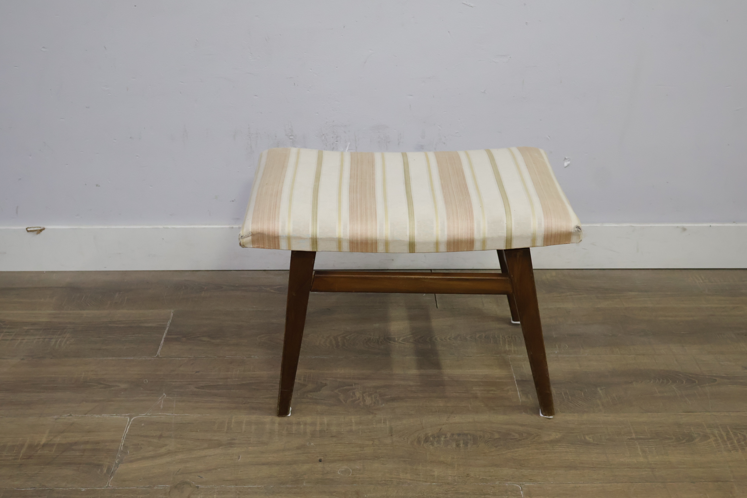 Houten kruk met gestreepte bekleding – foto 5 – kavel bij GSD Auctions, Zoeterwoude