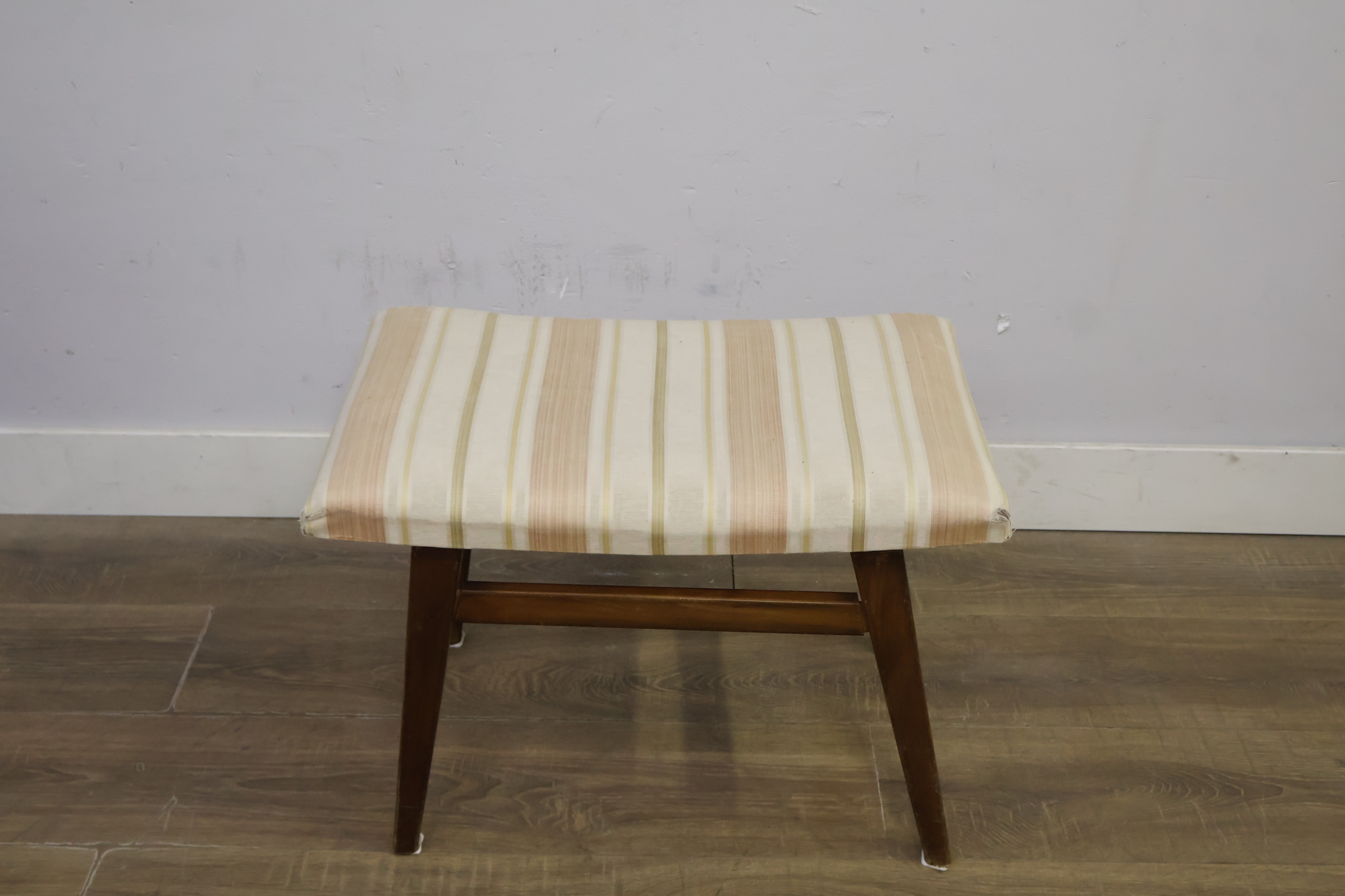 Houten kruk met gestreepte bekleding – foto 6 – kavel bij GSD Auctions, Zoeterwoude
