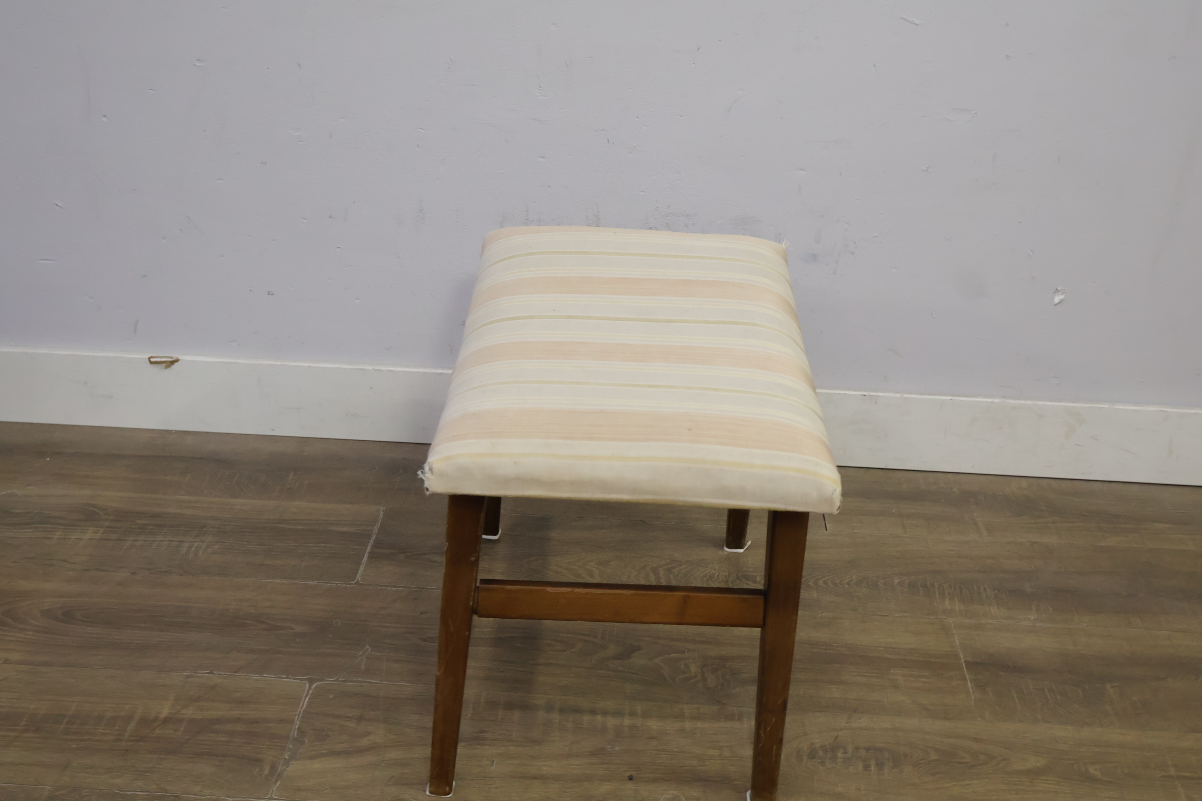 Houten kruk met gestreepte bekleding – foto 7 – kavel bij GSD Auctions, Zoeterwoude