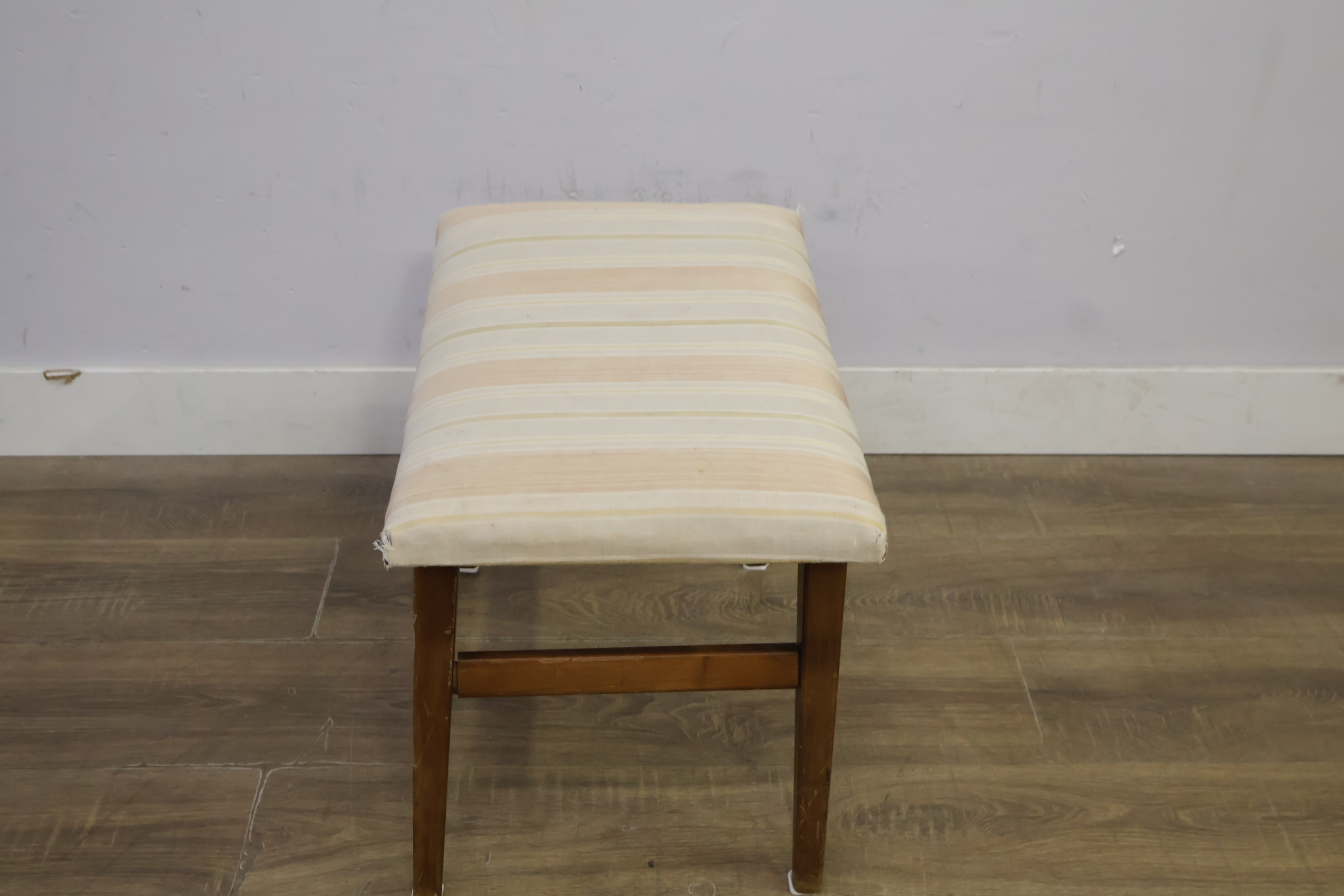 Houten kruk met gestreepte bekleding – foto 8 – kavel bij GSD Auctions, Zoeterwoude