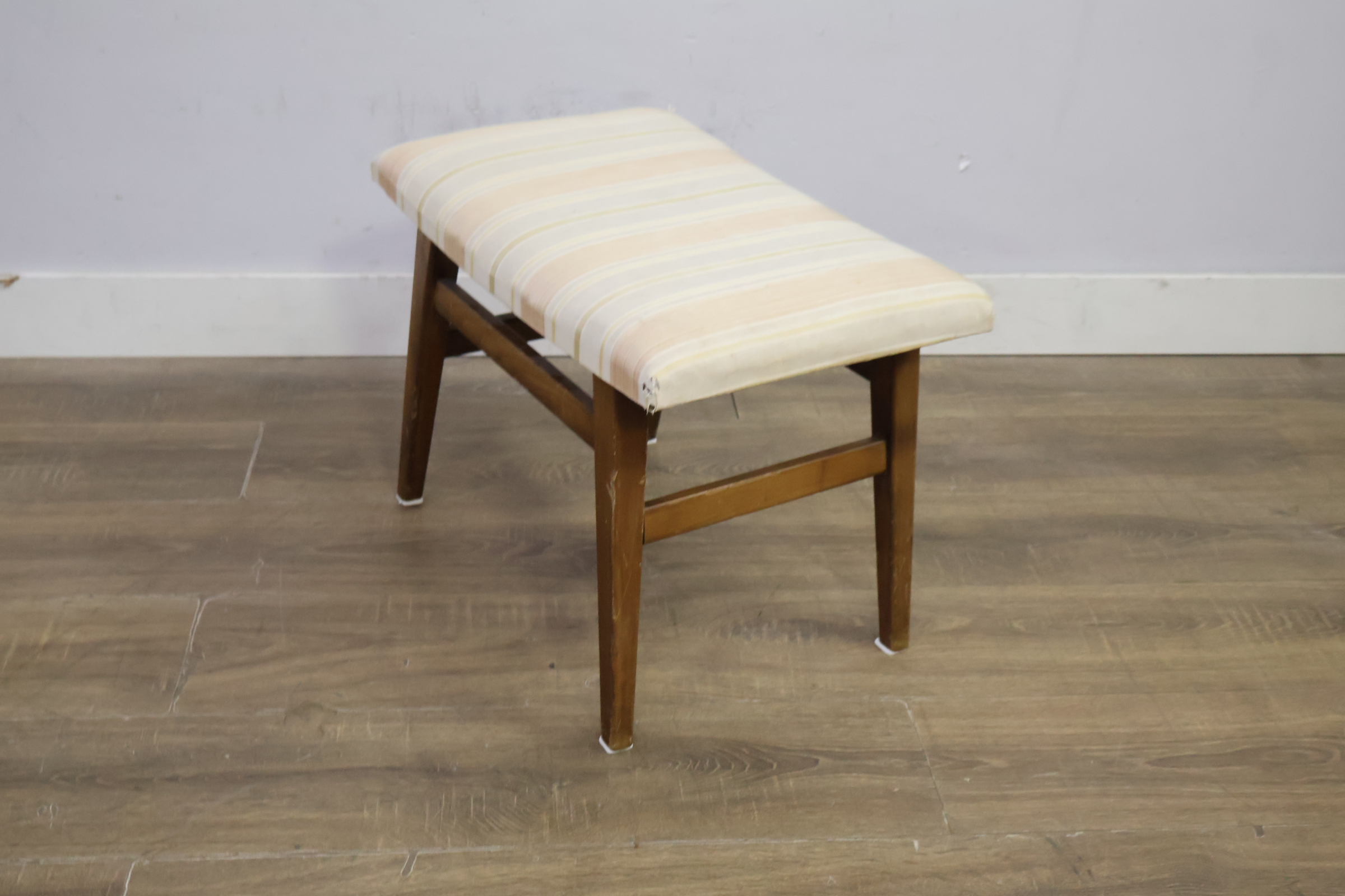 Houten kruk met gestreepte bekleding – foto 9 – kavel bij GSD Auctions, Zoeterwoude