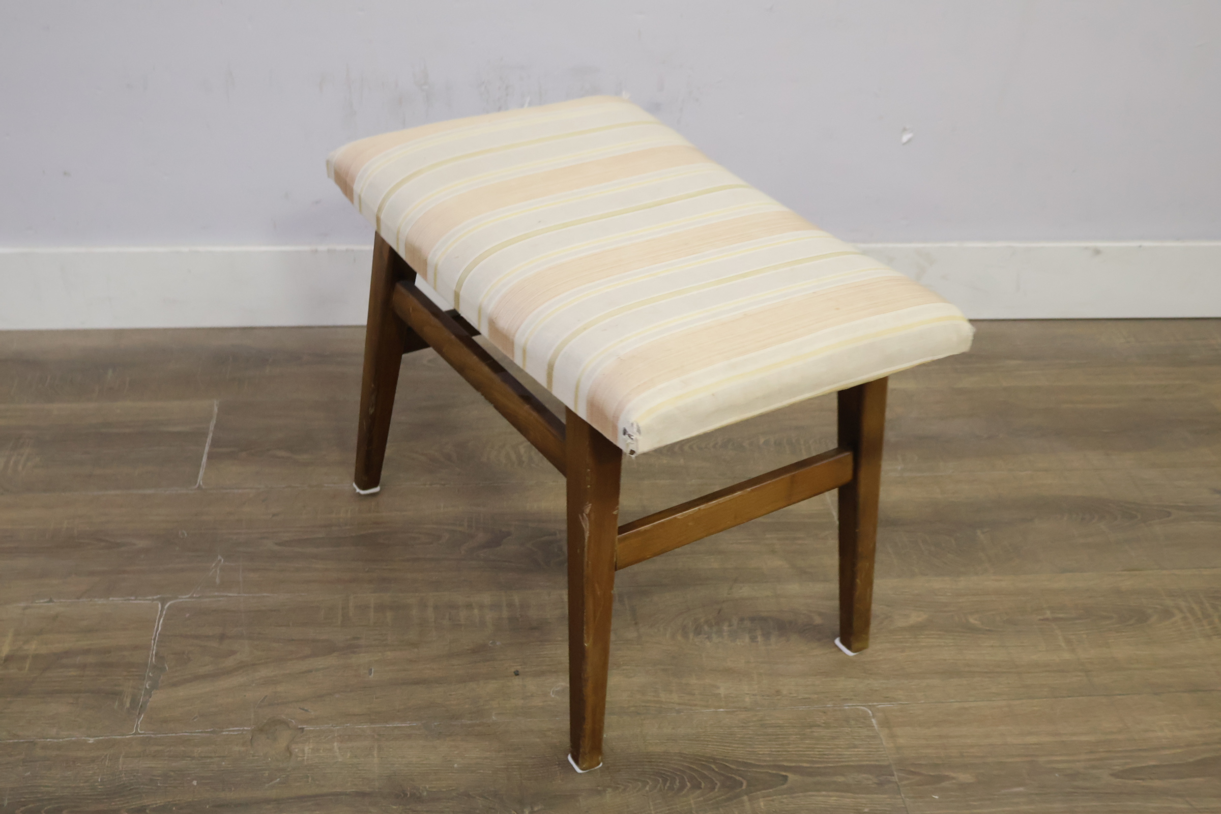 Houten kruk met gestreepte bekleding – foto 10 – kavel bij GSD Auctions, Zoeterwoude