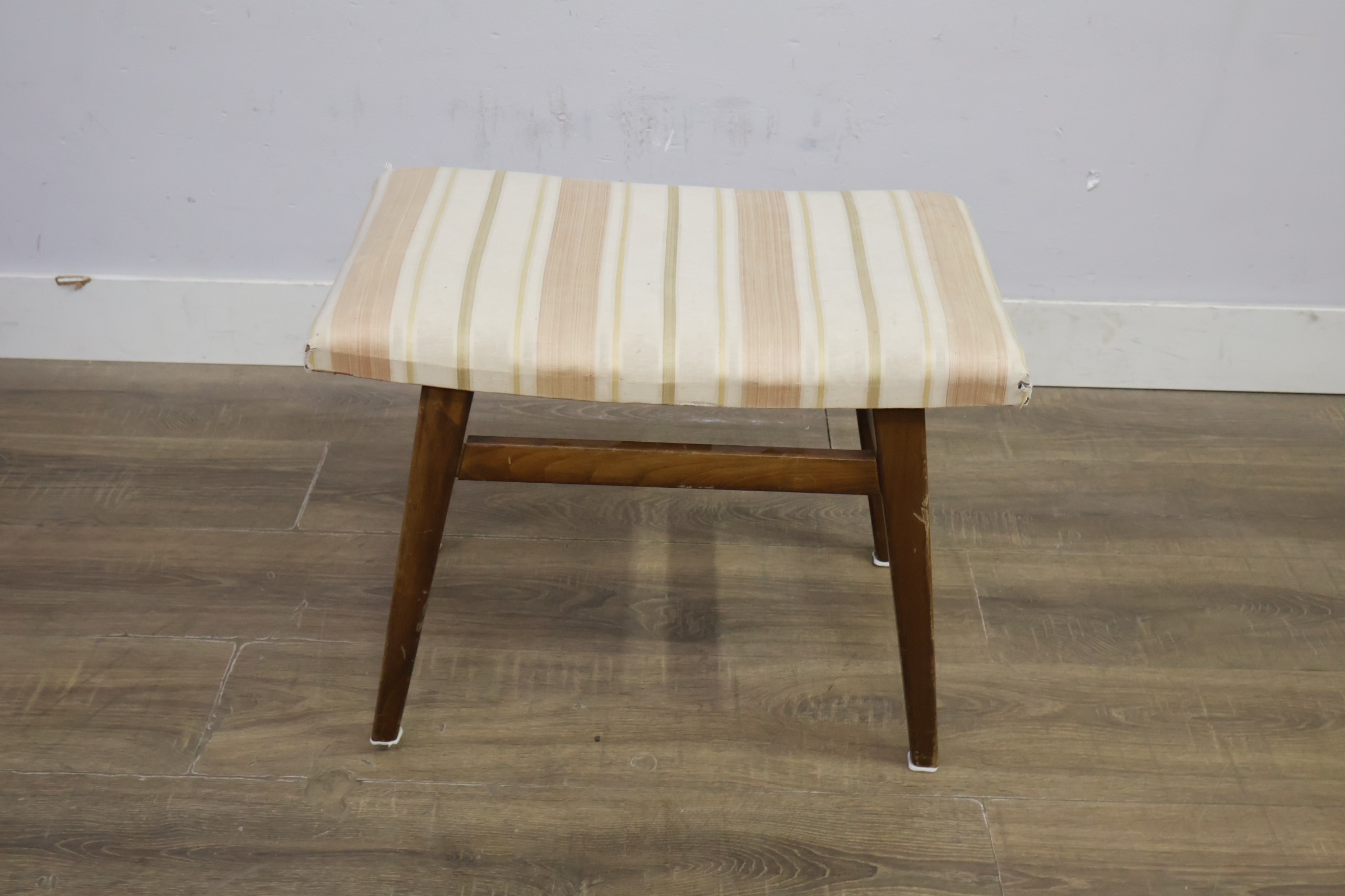 Houten kruk met gestreepte bekleding – foto 11 – kavel bij GSD Auctions, Zoeterwoude