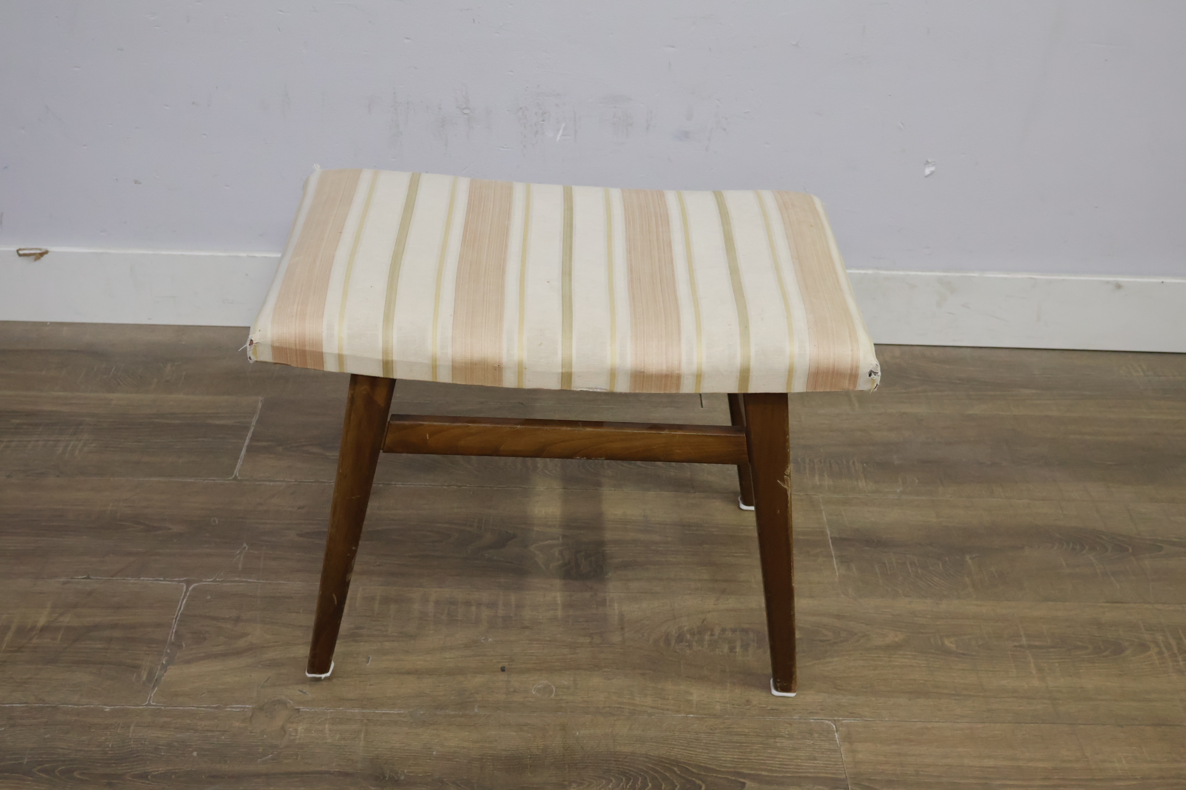 Houten kruk met gestreepte bekleding – foto 12 – kavel bij GSD Auctions, Zoeterwoude