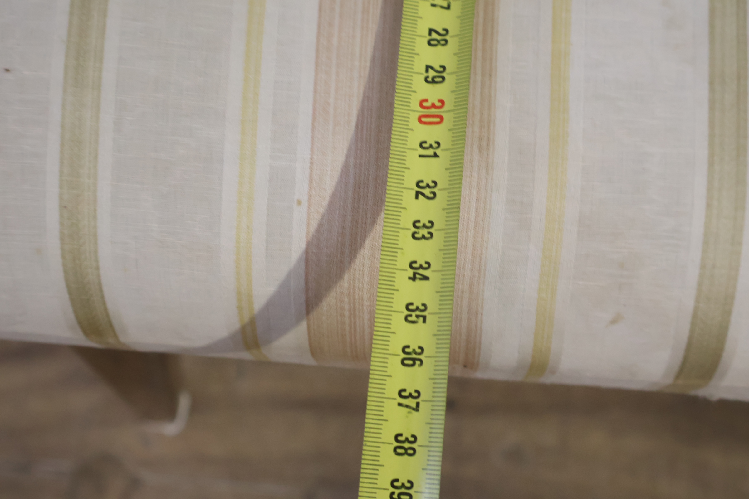 Houten kruk met gestreepte bekleding – foto 13 – kavel bij GSD Auctions, Zoeterwoude