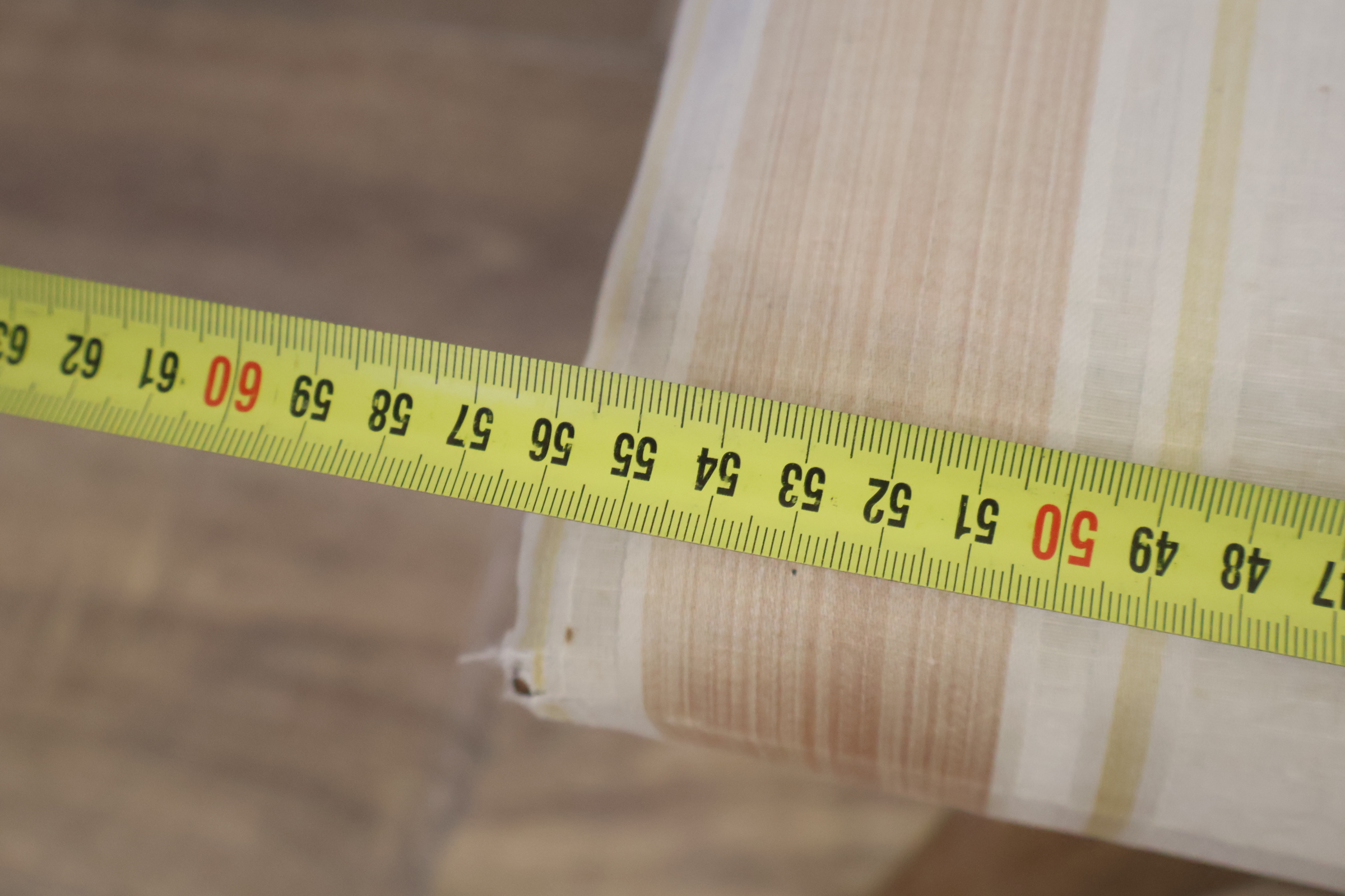 Houten kruk met gestreepte bekleding – foto 14 – kavel bij GSD Auctions, Zoeterwoude