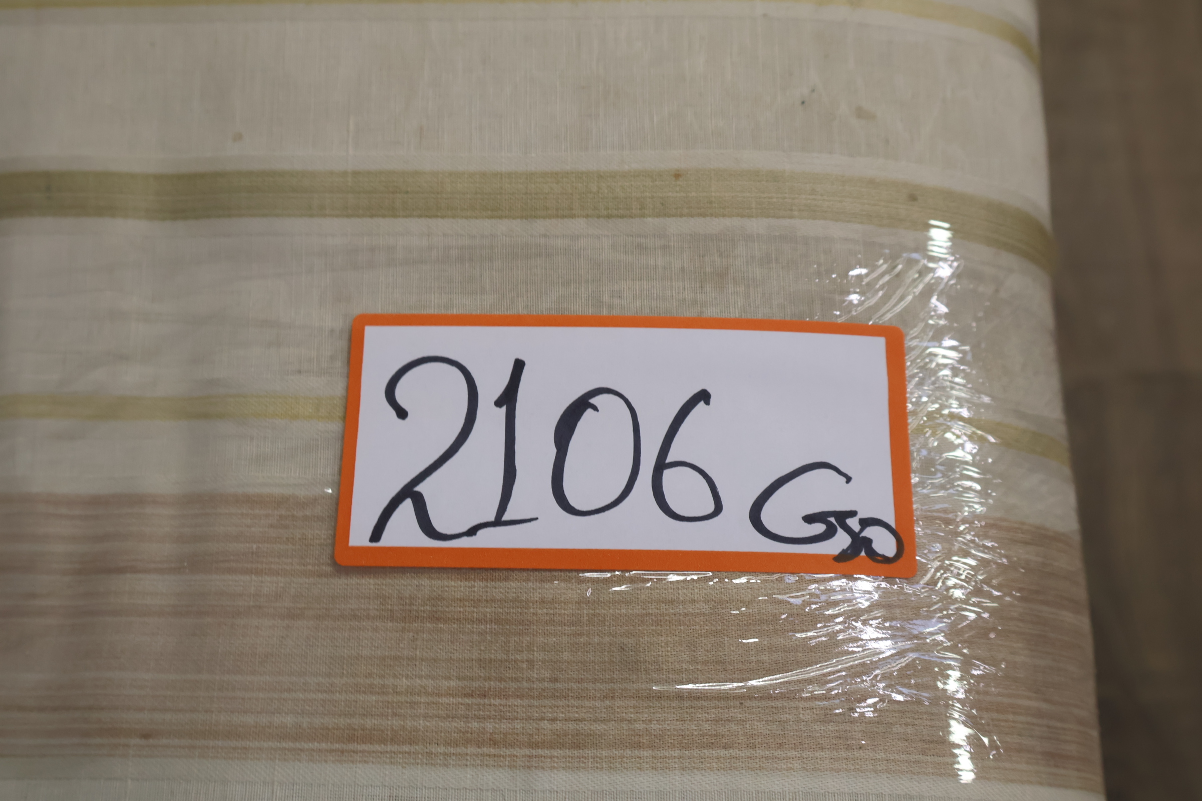 Houten kruk met gestreepte bekleding – foto 16 – kavel bij GSD Auctions, Zoeterwoude
