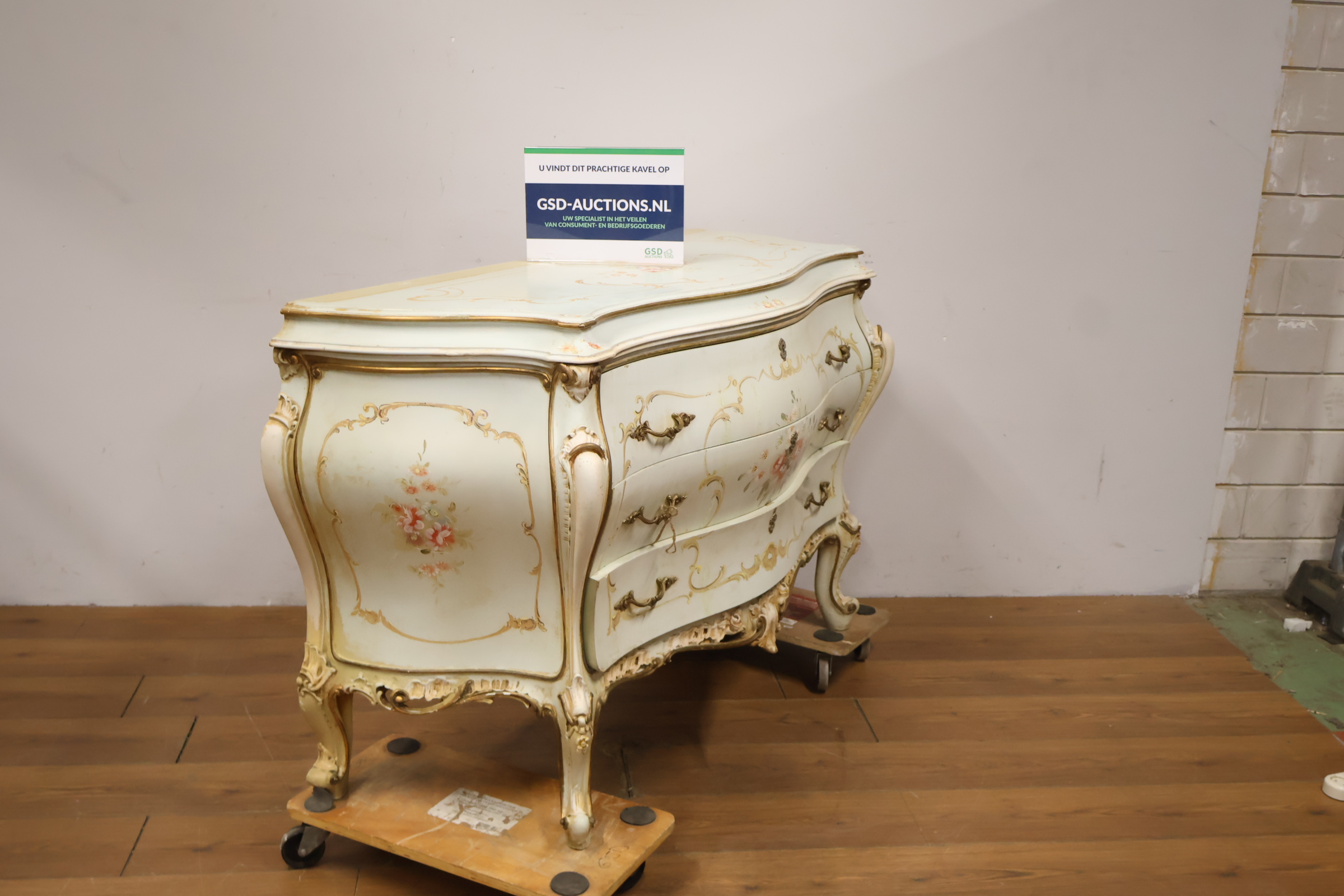 Antieke commode met handgeschilderde bloemendecoratie – foto 2 – kavel bij GSD Auctions, Zoeterwoude