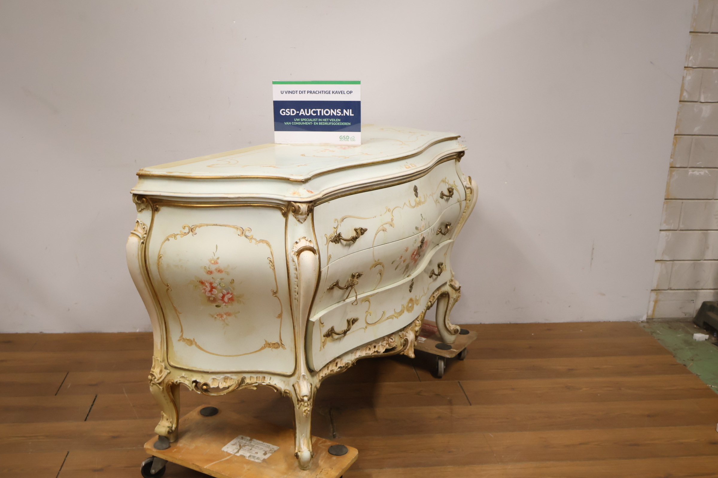 Antieke commode met handgeschilderde bloemendecoratie – foto 3 – kavel bij GSD Auctions, Zoeterwoude