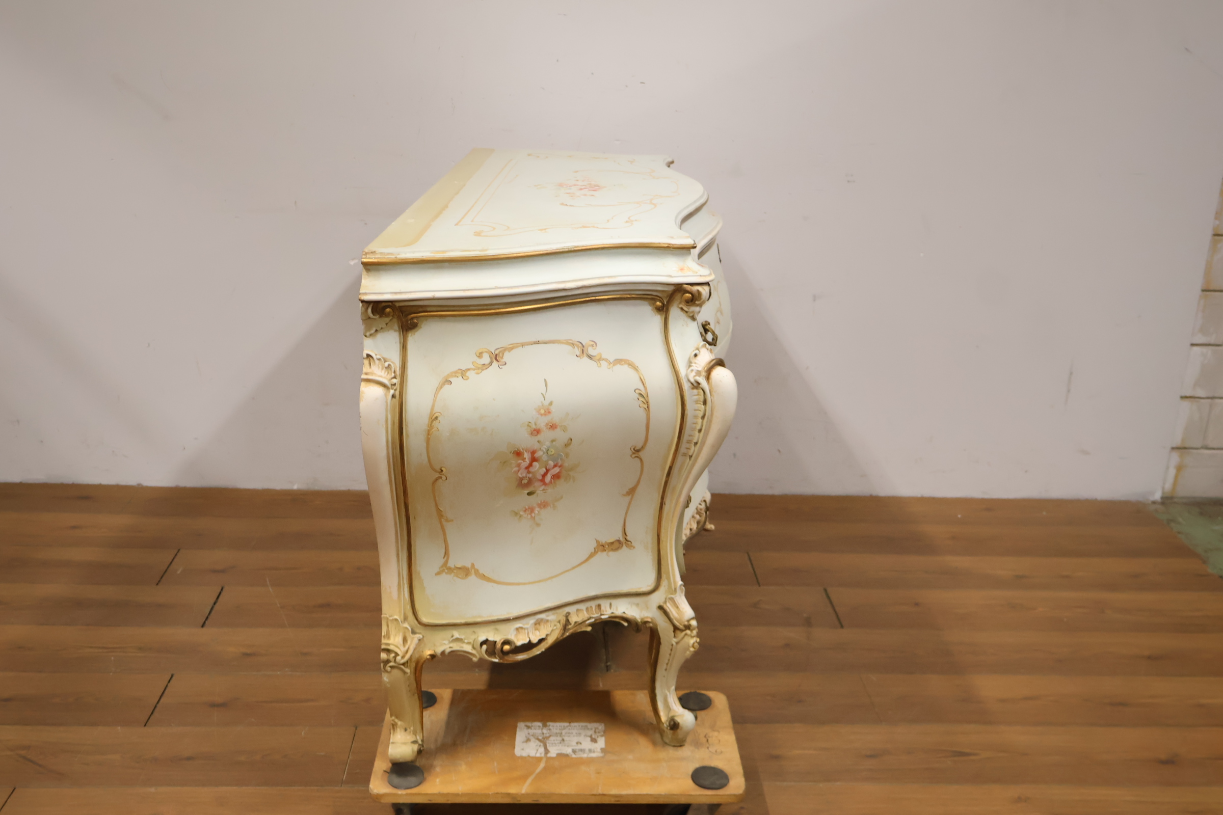 Antieke commode met handgeschilderde bloemendecoratie – foto 4 – kavel bij GSD Auctions, Zoeterwoude