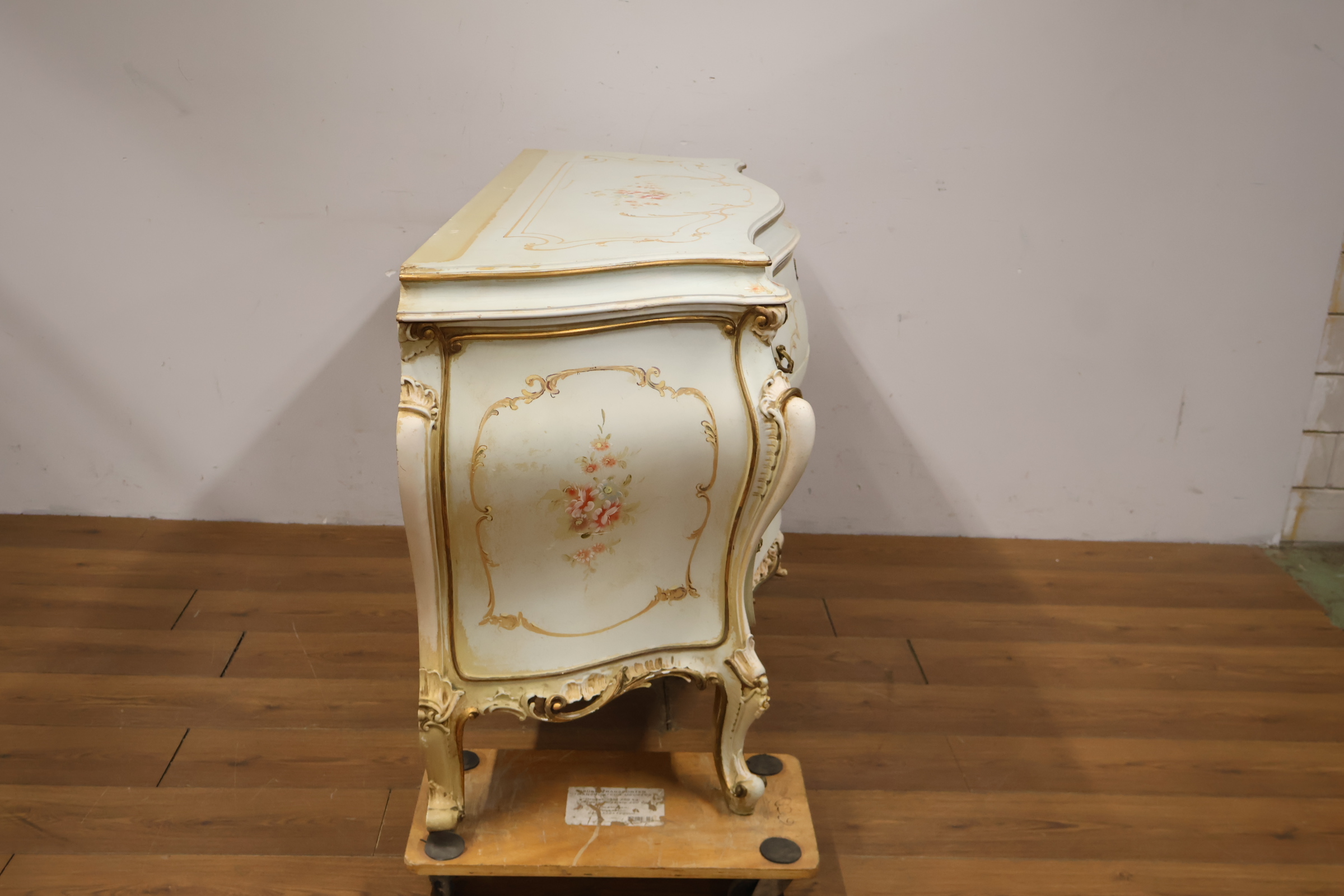 Antieke commode met handgeschilderde bloemendecoratie – foto 5 – kavel bij GSD Auctions, Zoeterwoude