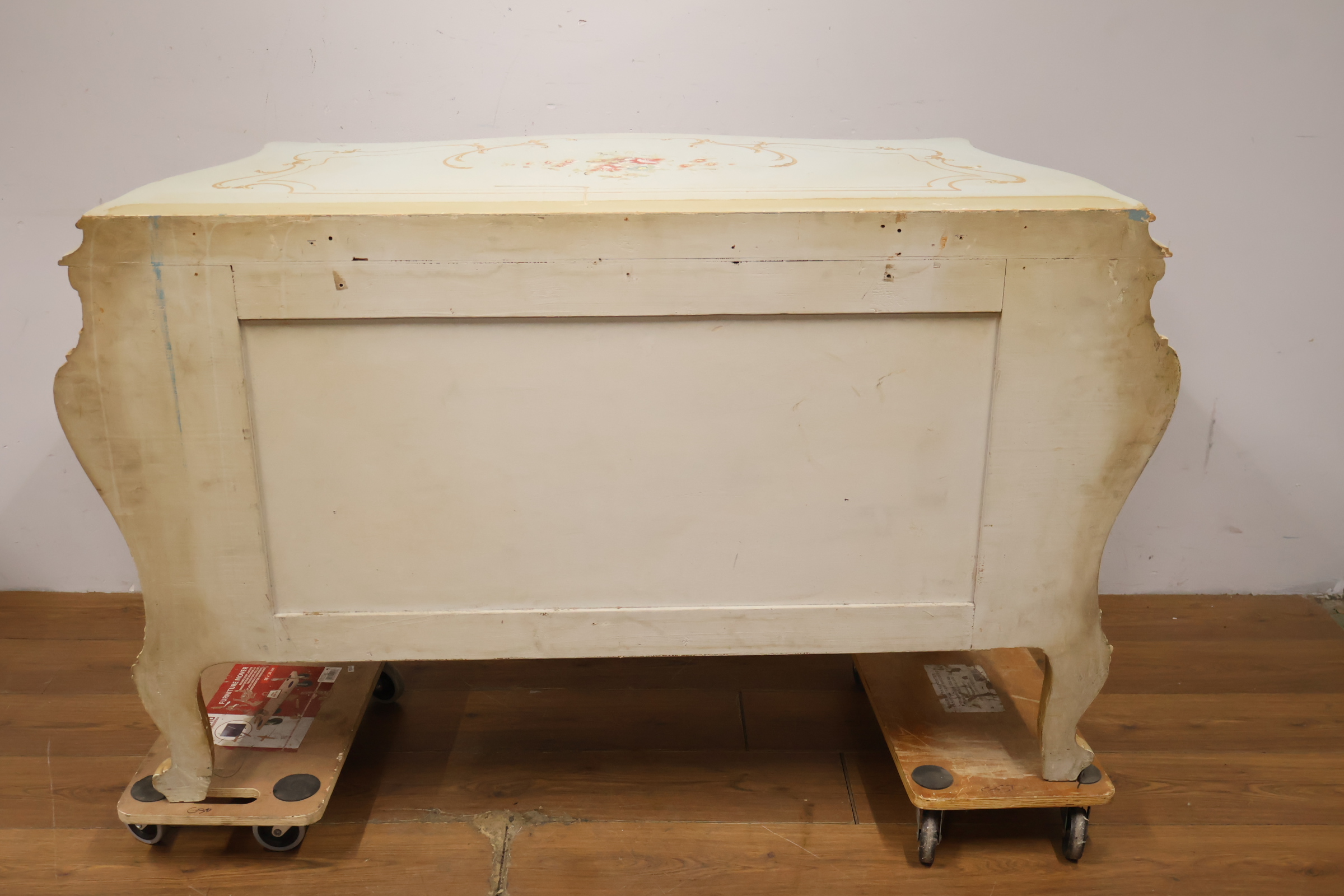 Antieke commode met handgeschilderde bloemendecoratie – foto 6 – kavel bij GSD Auctions, Zoeterwoude