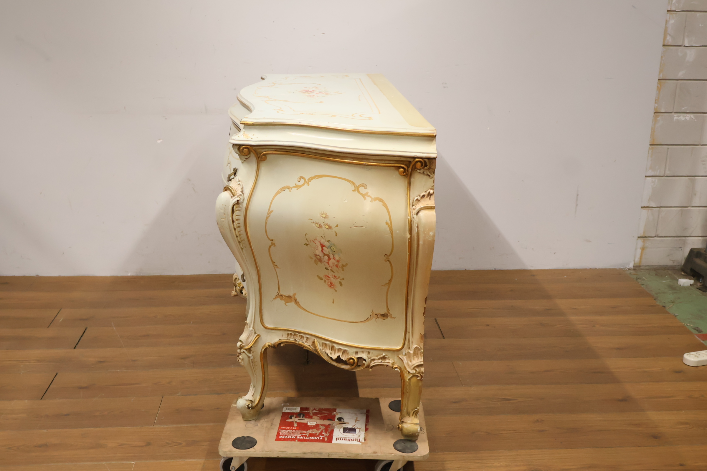 Antieke commode met handgeschilderde bloemendecoratie – foto 7 – kavel bij GSD Auctions, Zoeterwoude